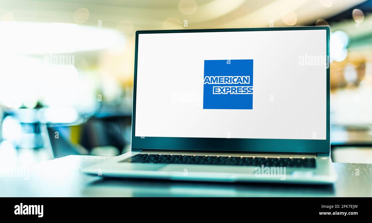 POZNAN, POL – 15. MÄRZ 2021: Laptop-Computer mit Logo der American Express Company (Amex), einem multinationalen Finanzdienstleistungsunternehmen, hea Stockfoto