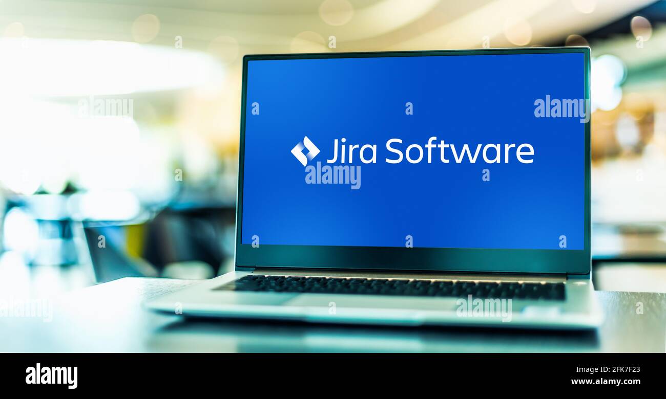 POZNAN, POL - APR 15, 2021: Laptop-Computer mit Logo von Jira, einem proprietären Produkt zur Fehlerverfolgung, das von Atlassian entwickelt wurde und die Fehlerverfolgung ermöglicht Stockfoto