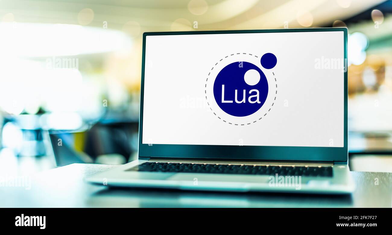 POZNAN, POL - APR 15, 2021: Laptop-Computer mit dem Logo von Lua, einer leichten, hochrangigen, multiparadigmatischen Programmiersprache, die in erster Linie entwickelt wurde Stockfoto