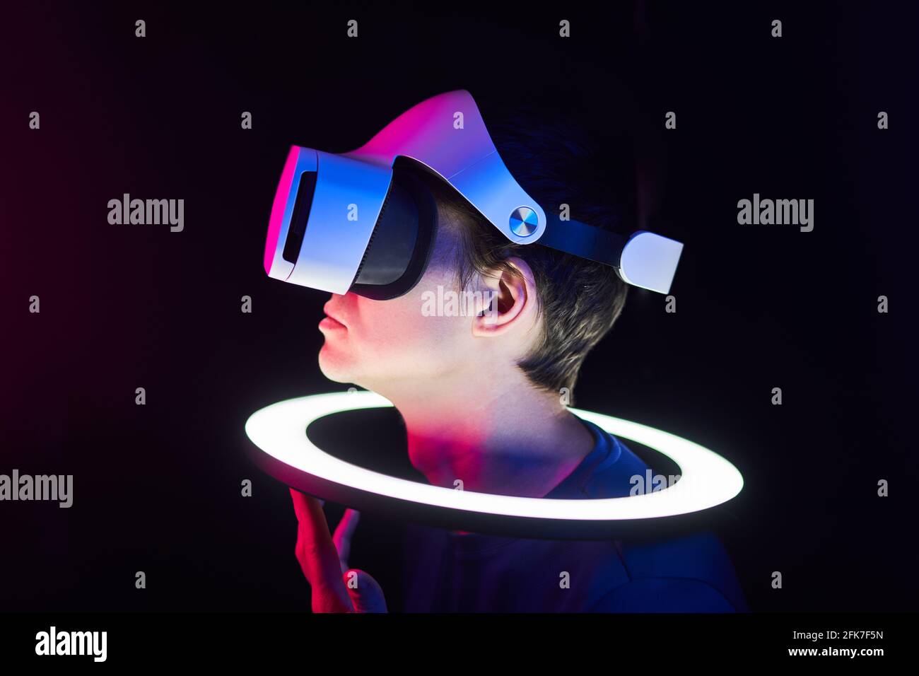 Man verwendet das Headset Virtual Reality. Konzept der virtuellen Realität, Simulation, Gaming und Zukunftstechnologie. Stockfoto