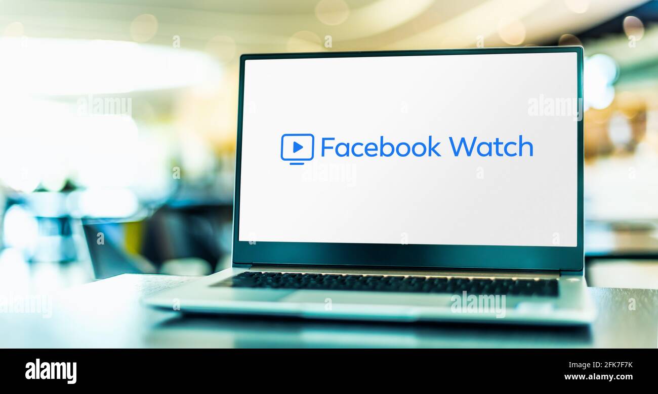 POZNAN, POL - APR 15, 2021: Laptop-Computer mit Logo von Facebook Watch, einem amerikanischen Video-on-Demand-Dienst von Facebook, Inc Stockfoto