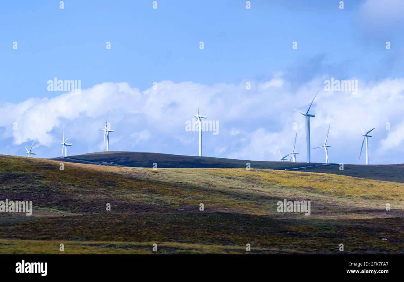 Farr Wind Farm zeigt nur ein paar vom Wind Turbinen im schottischen Hochland Stockfoto