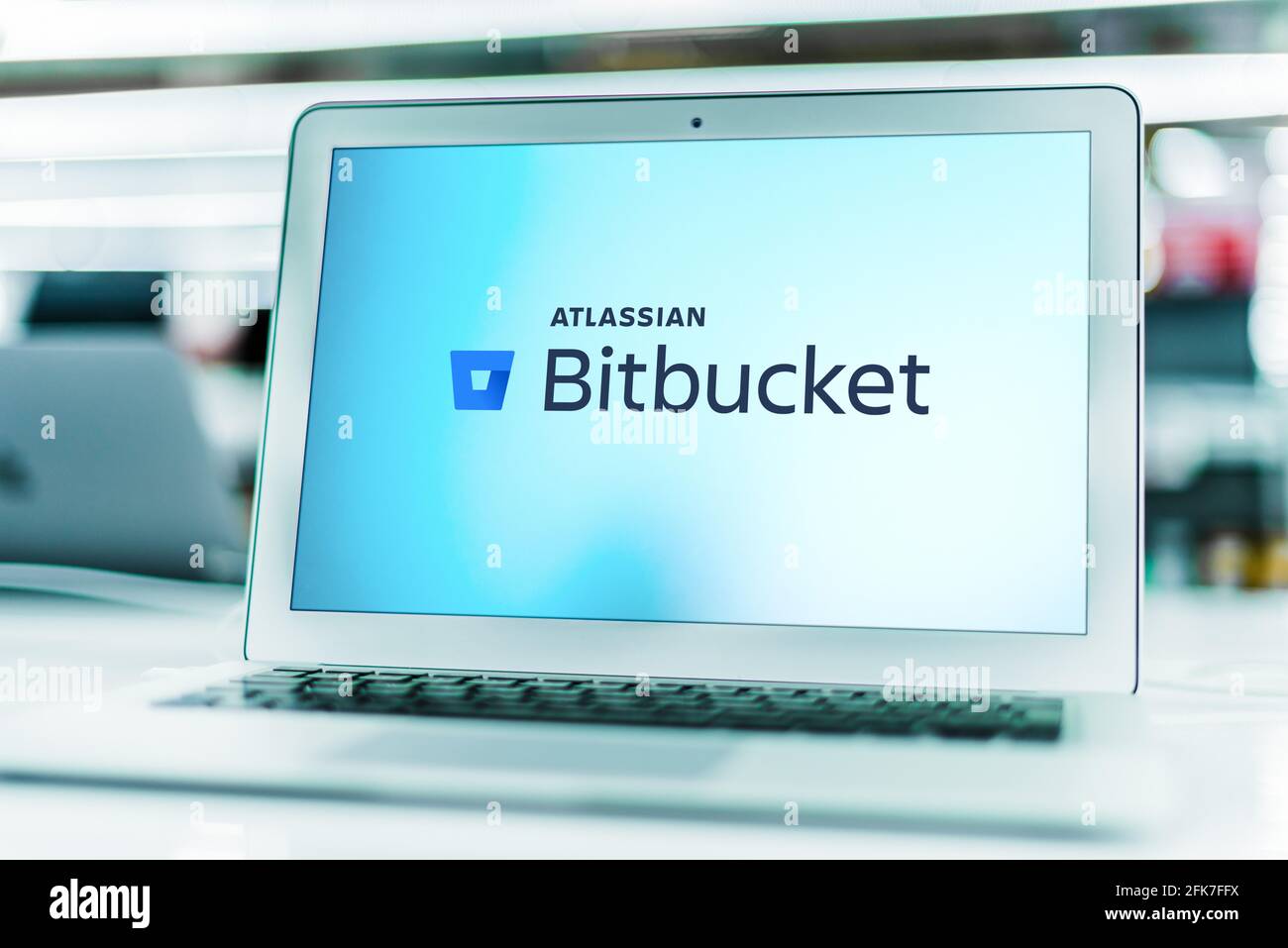 POZNAN, POL – 24. MÄRZ 2021: Laptop-Computer mit Logo von Bitbucket, einem Git-basierten Quellcode-Repository-Hosting-Service von Atlassian Stockfoto
