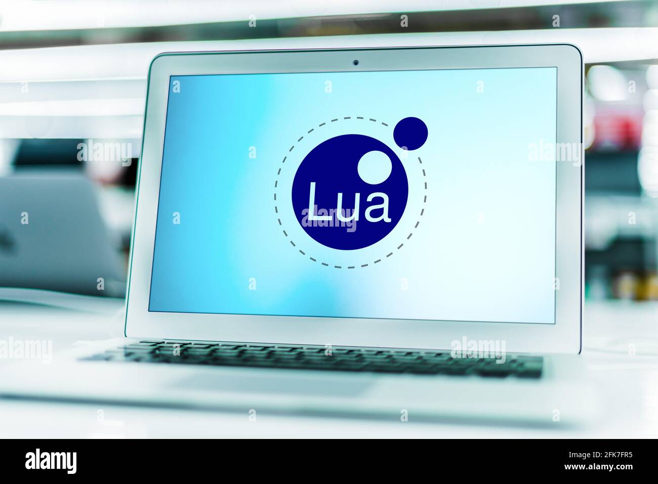 POZNAN, POL - APR 15, 2021: Laptop-Computer mit dem Logo von Lua, einer leichten, hochrangigen, multiparadigmatischen Programmiersprache, die in erster Linie entwickelt wurde Stockfoto