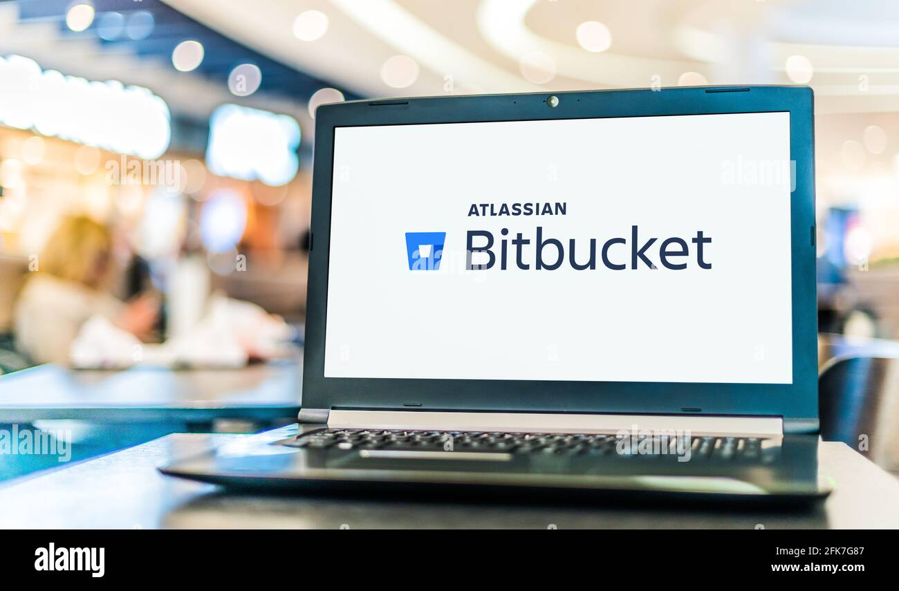 POZNAN, POL – 24. MÄRZ 2021: Laptop-Computer mit Logo von Bitbucket, einem Git-basierten Quellcode-Repository-Hosting-Service von Atlassian Stockfoto
