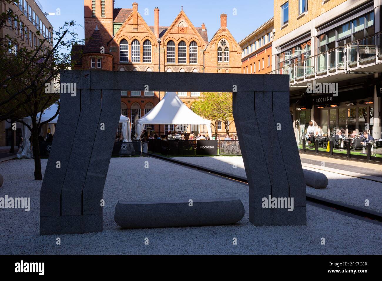 Essbereich und Platz im Freien in Oozells Square, Birmingham City Centre, Großbritannien Stockfoto