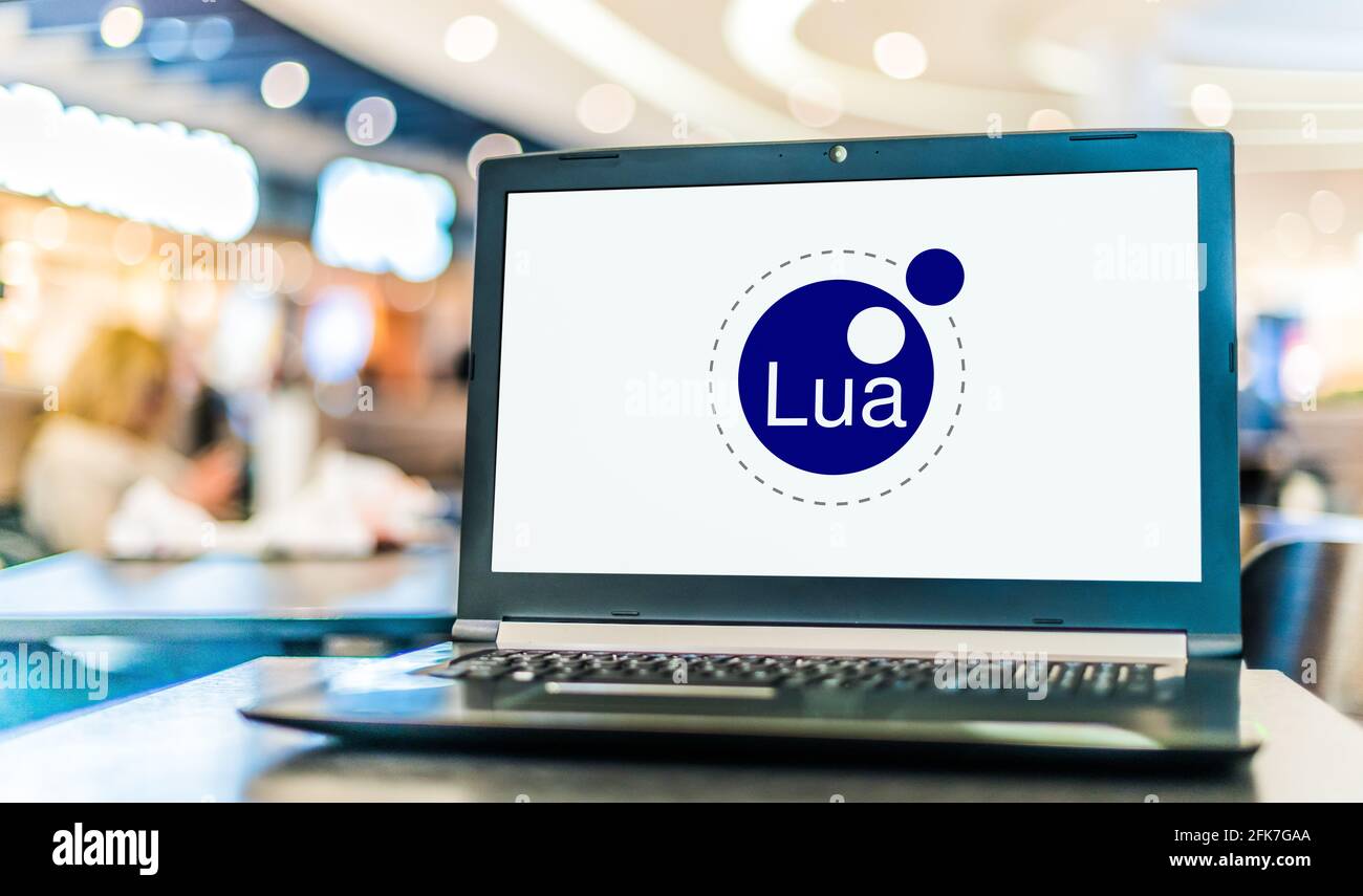 POZNAN, POL - APR 15, 2021: Laptop-Computer mit dem Logo von Lua, einer leichten, hochrangigen, multiparadigmatischen Programmiersprache, die in erster Linie entwickelt wurde Stockfoto