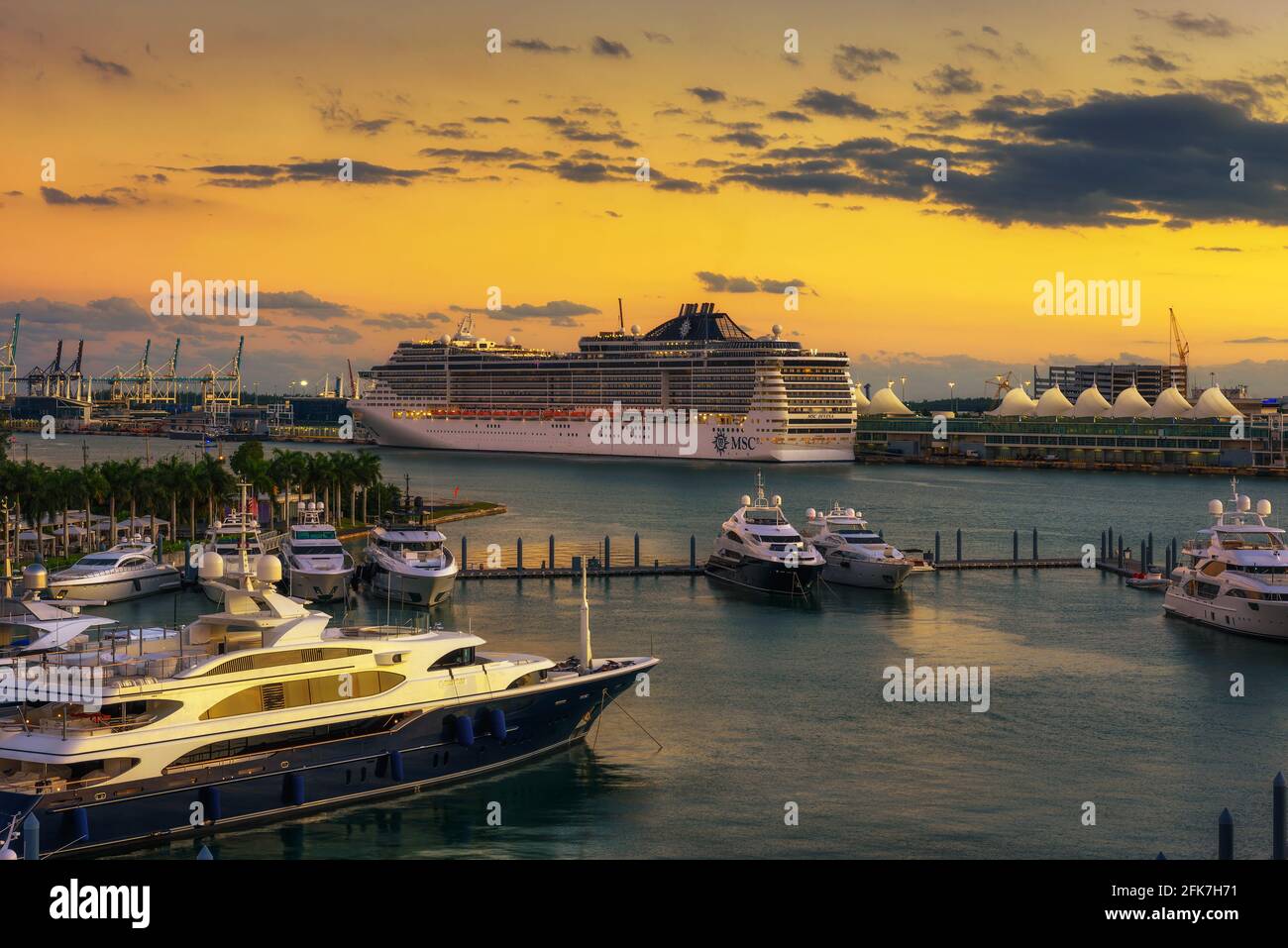 Luxus MSC Divina Kreuzfahrtschiff im Hafen von Miami bei Sonnenuntergang Stockfoto