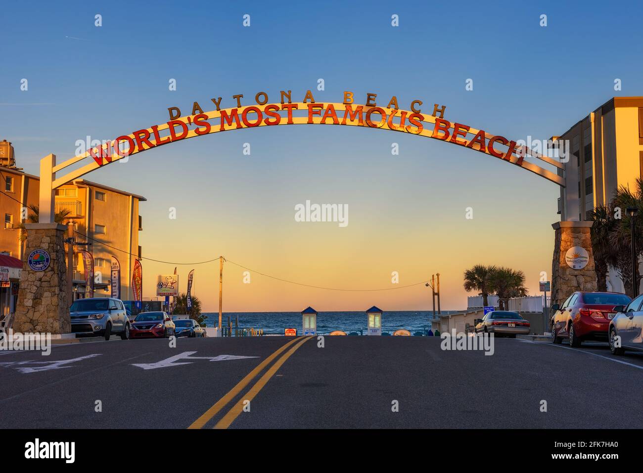 Daytona Beach Begrüßungsschild gestreckt über die Straße bei Sonnenaufgang Stockfoto