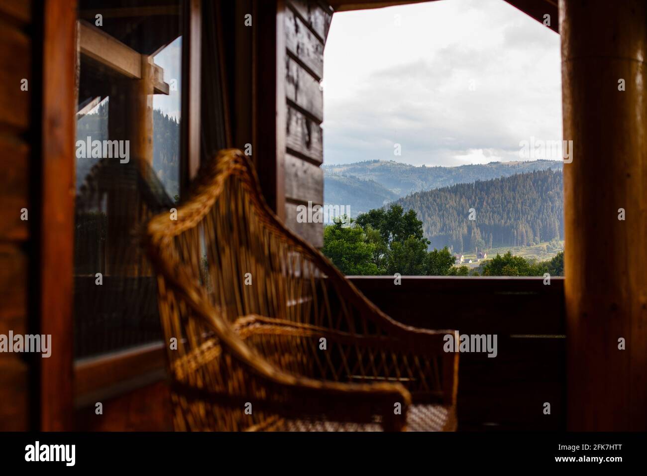 Blick auf die Berge vom Balkon in den Karpaten. Stockfoto