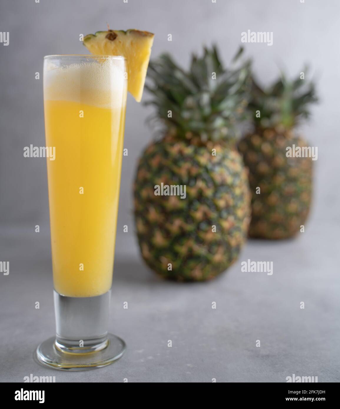 Erfrischender frisch gemachter Fruchtsaft auf einem Glas, Ananassaft Stockfoto