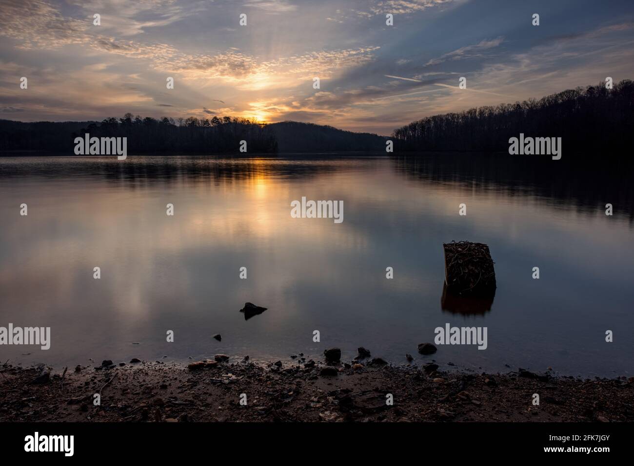 Sonnenaufgang - Wahoo Creek Park, Lake Sidney Lanier - Hall County, Georgia. Die Sonne geht an einem späten Wintermorgen über dem Lake Lanier auf. Stockfoto