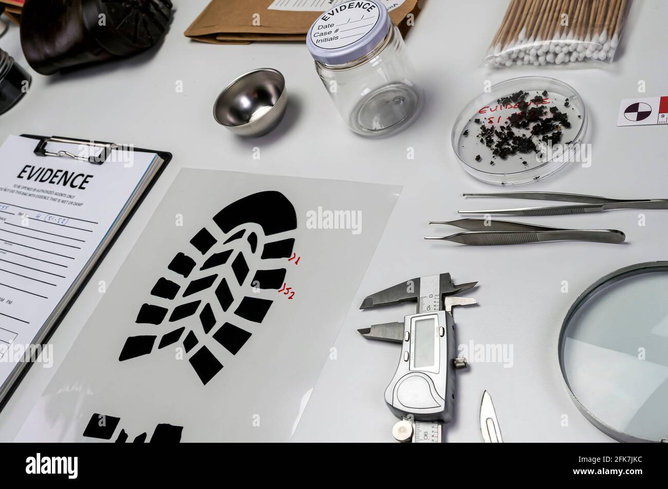 Forensisches Labor, Schuhabdrücke als Beweis für Mordopfer untersucht, konzeptuelles Bild Stockfoto