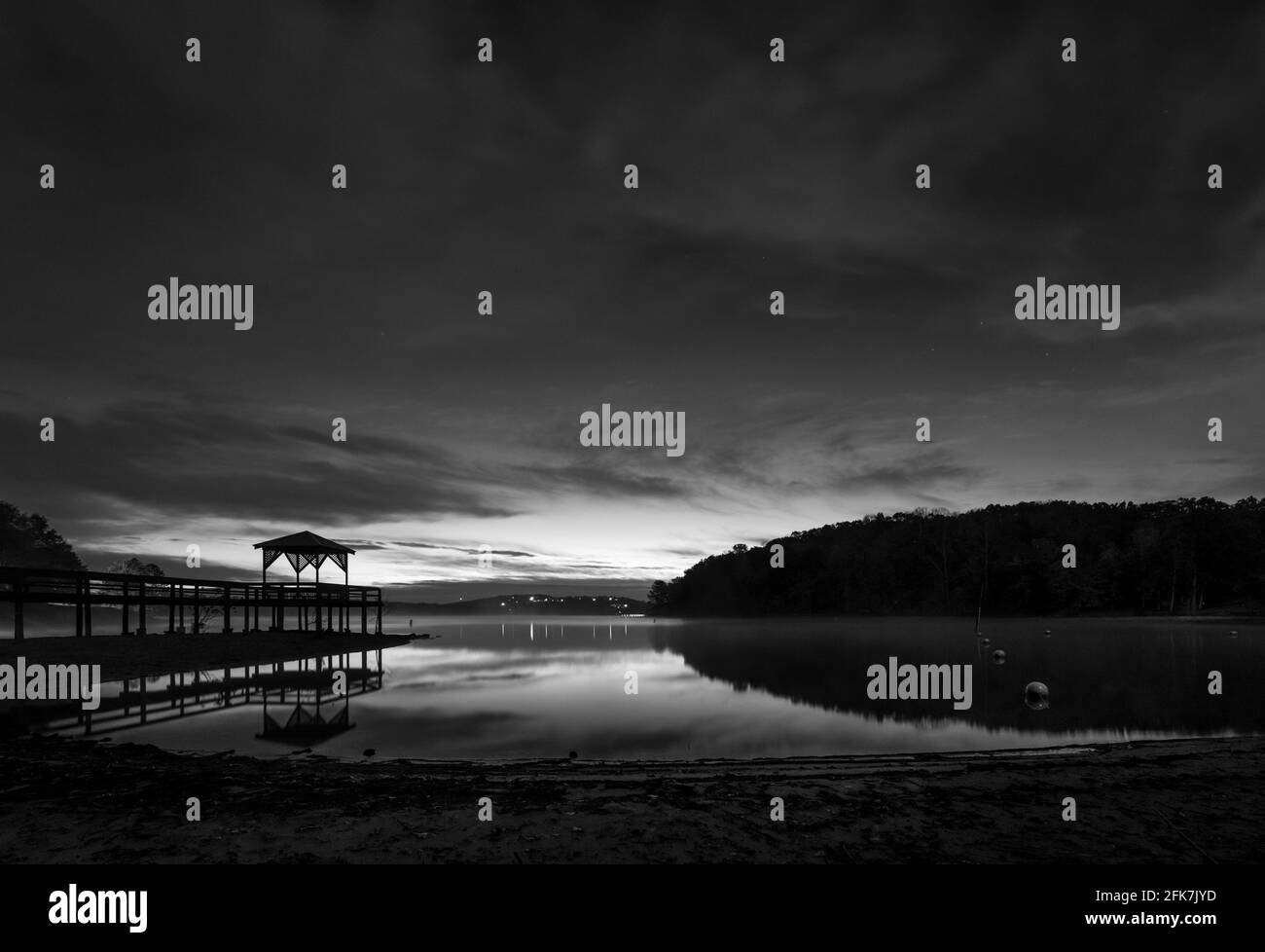 War Hill Park, Lake Sidney Lanier, Georgia. Die Lichter vor der Dämmerung spiegeln sich auf der Oberfläche des Lake Lanier im war Hill Park. War Hill Park ist ein großer Park o Stockfoto