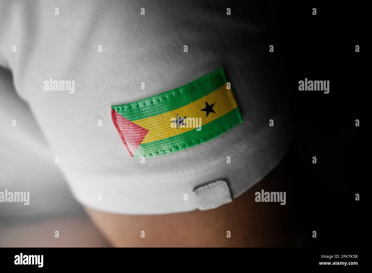 Patch der Nationalflagge der Sao Tome und Principe auf einem weißen T-Shirt Stockfoto