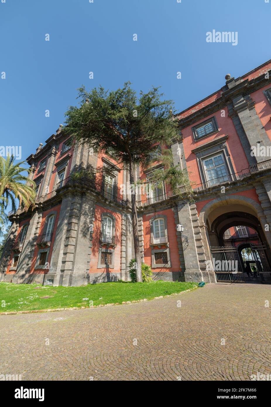 Neapel - Italien - 23. Februar 2021: Außenansicht des Königspalastes im Capodimonte Park, entworfen vom Architekten im Jahr 1734 von Ferdinando Sanfelice Stockfoto