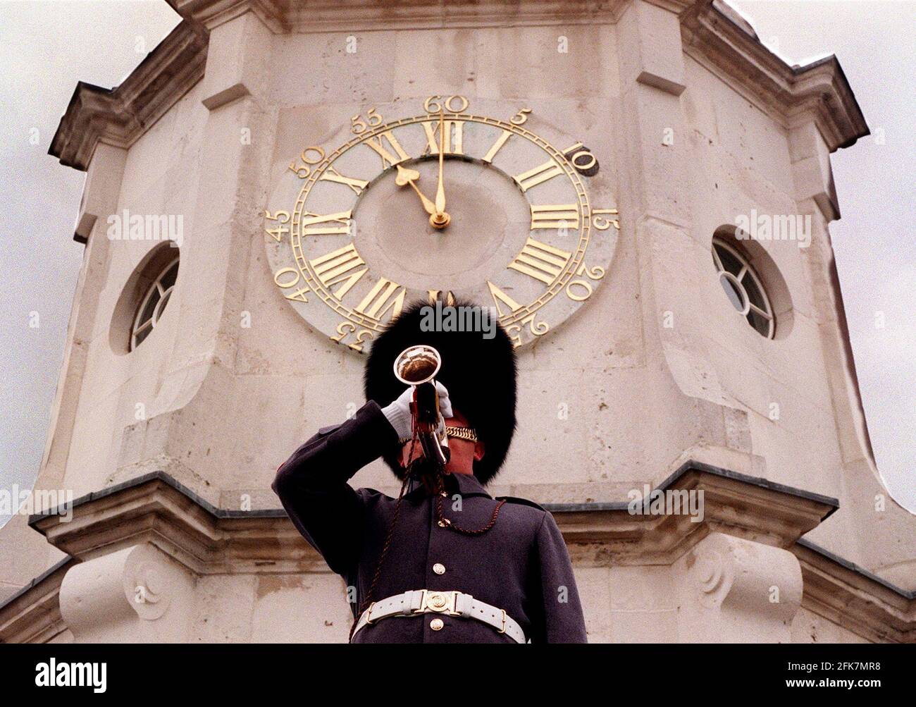 Lance Corporal Steven Perry, Welsh Guards, klingend die letzte Post , vor der Horse Guards Uhr, um 11 Uhr am Armistace Day zu markieren. Er ist derzeit Silver Bugler des Generalmajors, nachdem er das zweite Jahr in Folge zum besten Bugler in der Haushaltsabteilung wurde. Stockfoto