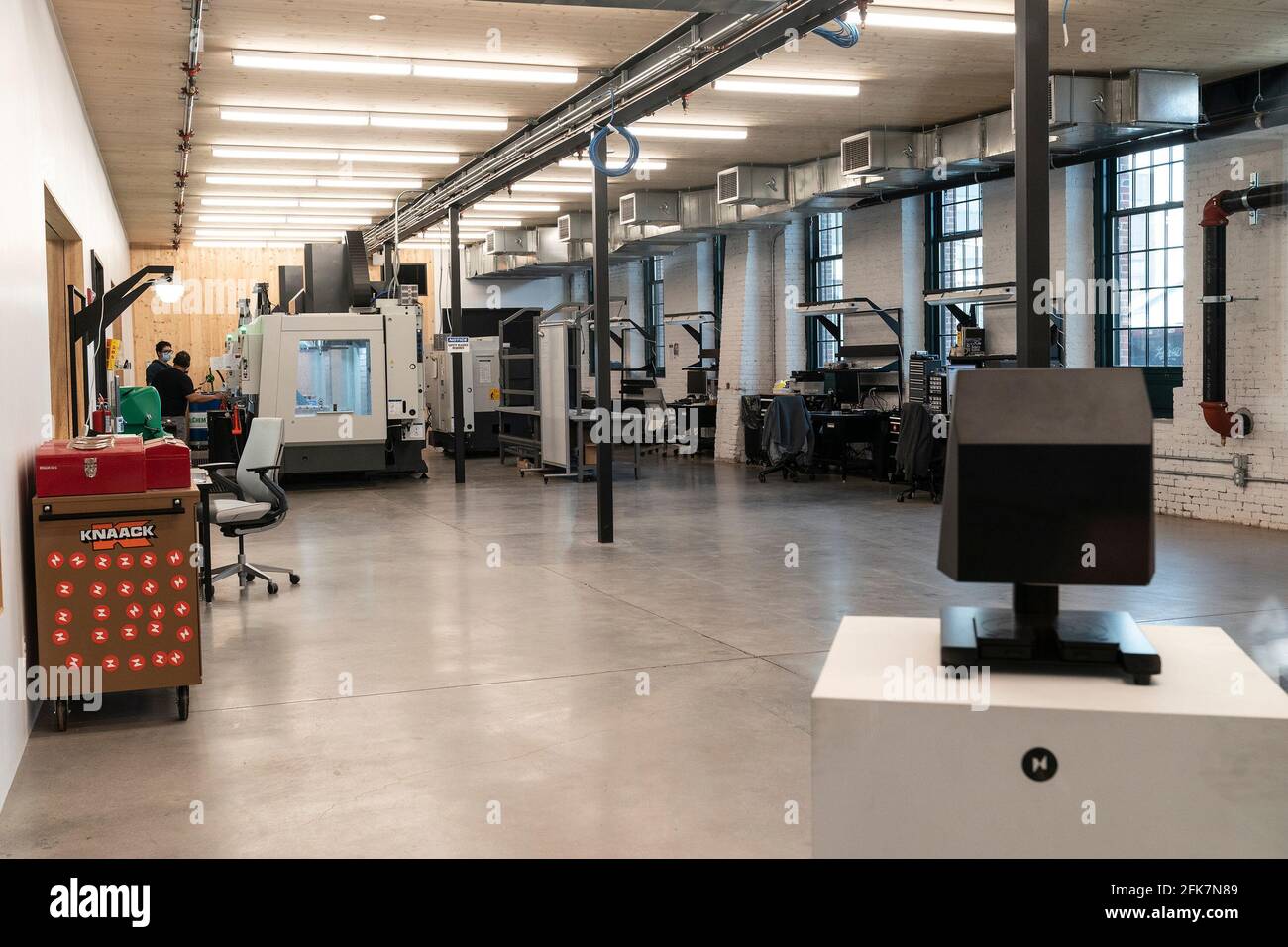 New York, Usa. April 2021. Blick auf den Hightech-Produktionsstandort Nanotronics während eines Bürgerbesuches im Brooklyn Navy Yard. Nanotronics ist ein Unternehmen der Wissenschaftstechnologie. Unternehmen Herstellung von positiven Luftdruck-Geräte, es hat auch Produkte wie nSpec für die optische Mikroskopie, schnelle Scanverfahren, hochauflösende Bildgebung und vieles mehr. (Foto von Lev Radin/Pacific Press) Quelle: Pacific Press Media Production Corp./Alamy Live News Stockfoto