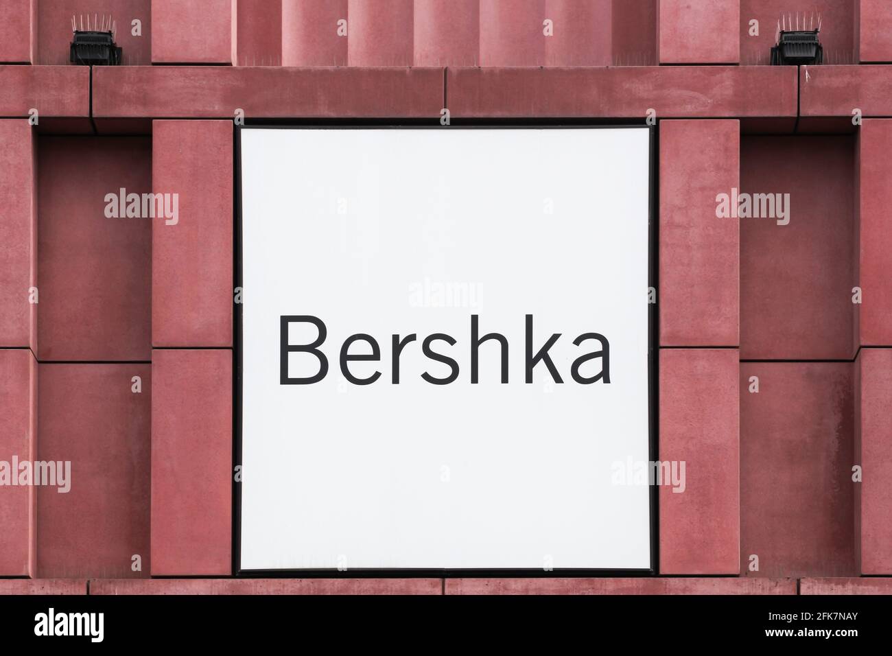 Berlin, Deutschland - 12. Juli 2020: Bershka-Logo an einer Wand. Bershka ist ein Bekleidungshandelsunternehmen. Es ist Teil der spanischen Inditex-Gruppe Stockfoto