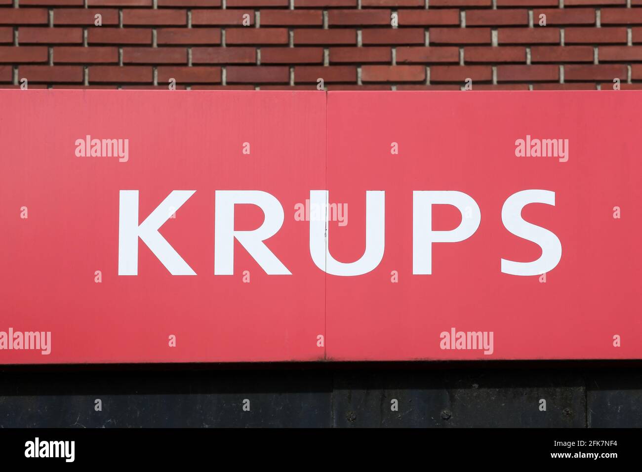 Tournus, Frankreich - 5. Juli 2020: Krups-Logo an der Wand. Krups ist ein deutscher Hersteller von Küchengeräten. Es ist Teil der Gruppe SEB Stockfoto