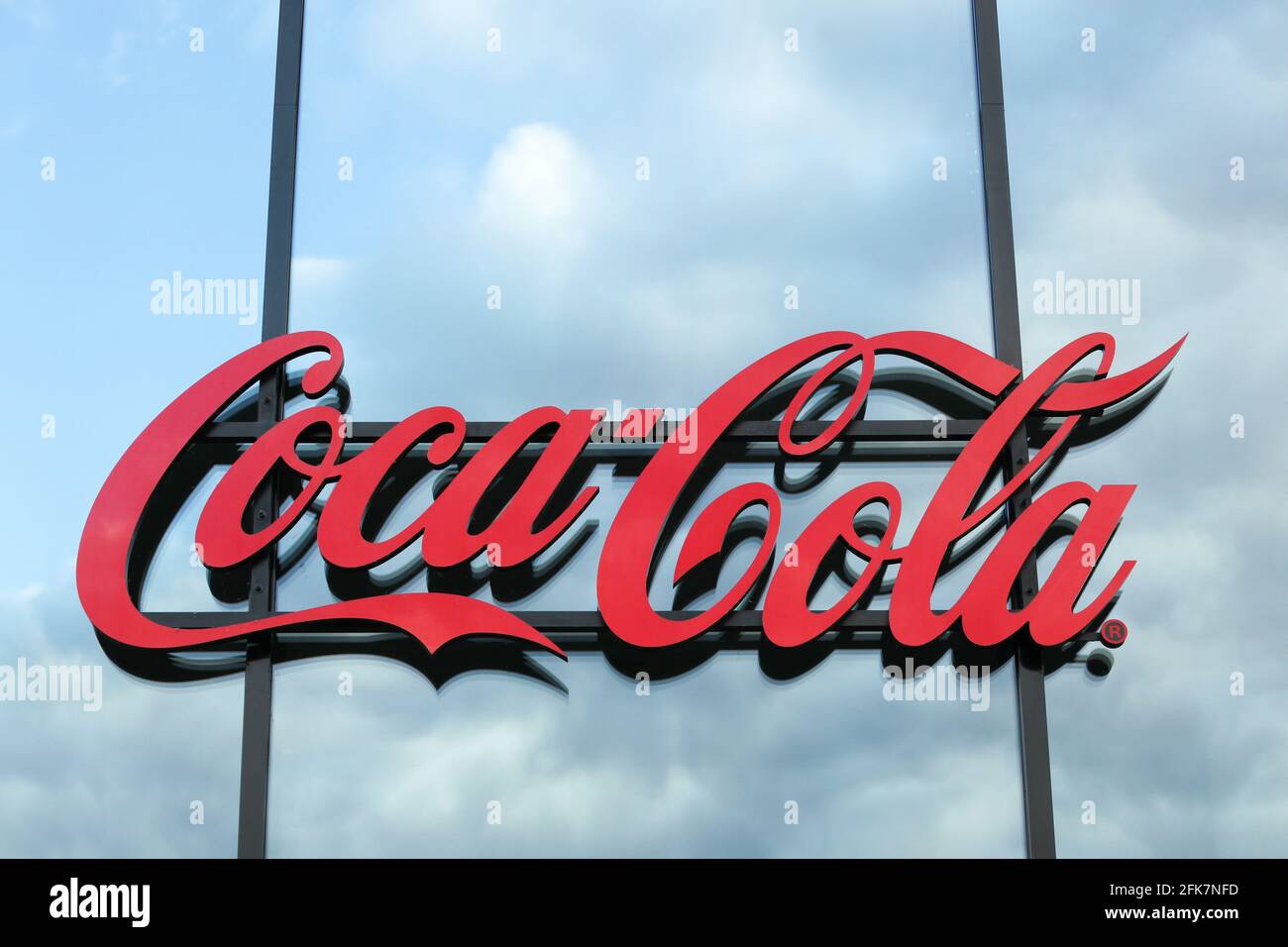 Berlin, Deutschland - 11. Juli 2020: Coca-Cola-Logo an einer Wand. Coca-Cola ist ein kohlensäurehaltiges Erfrischungsgetränk Stockfoto