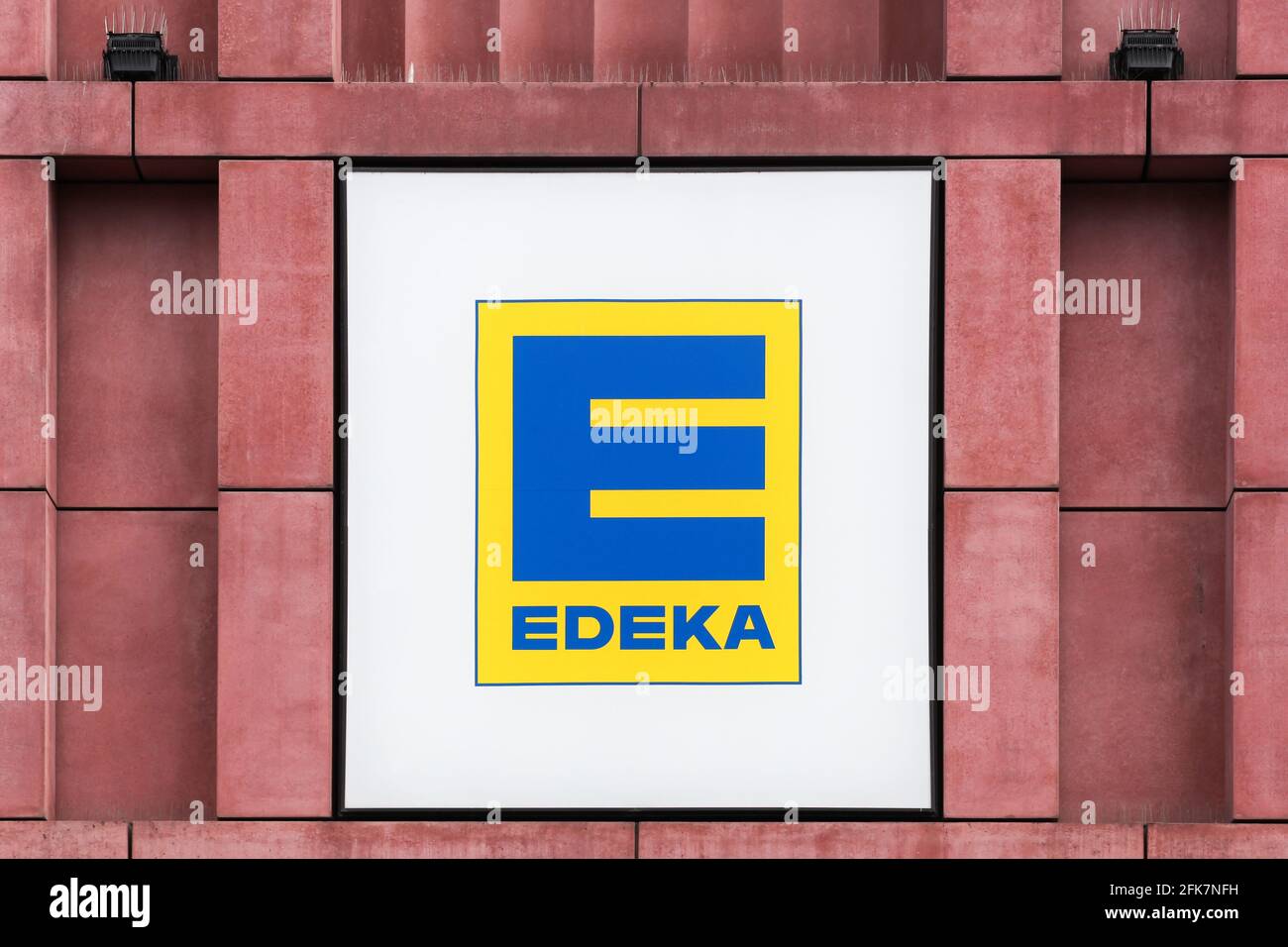 Berlin, 12. Juli 2020: EDEKA-Logo an der Wand. Die Edeka-Gruppe ist der größte deutsche Supermarktkonzern Stockfoto