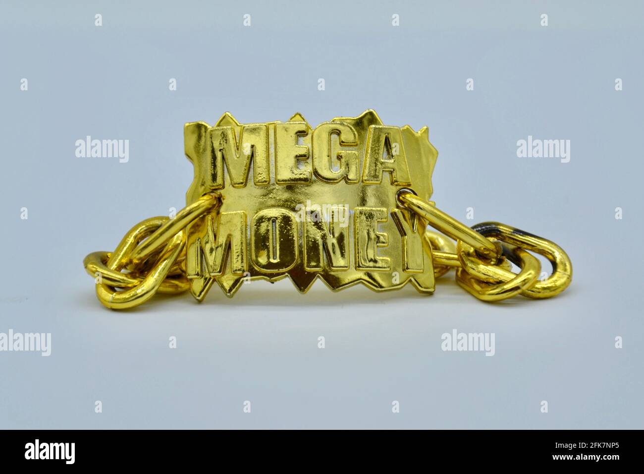 Gefälschtes oder faux chunky Gold Kostümschmuck Armband mit Mega Money darauf in Studio-Aufnahme mit weißem Hintergrund geschrieben Stockfoto