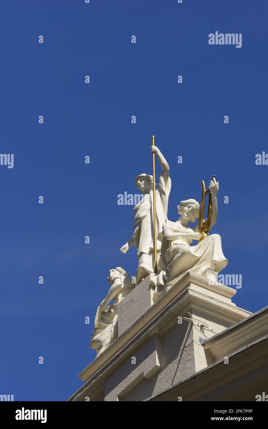 London, England, Großbritannien. Figuren auf dem Dach des Londoner Palladium-Theaters, Haymarket Stockfoto