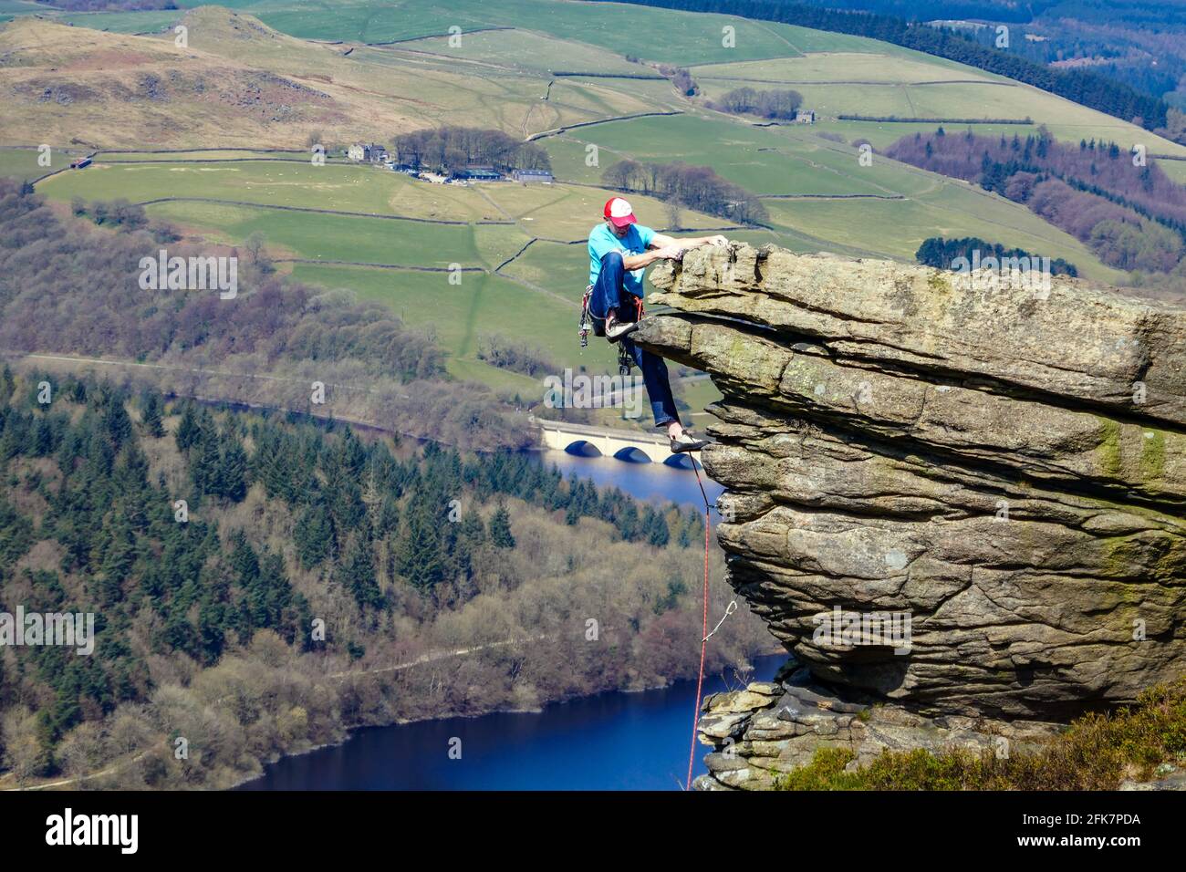 Felskletterer am Bamford Edge über dem Ladybower Reservoir, Derbyshire, Peak District Stockfoto