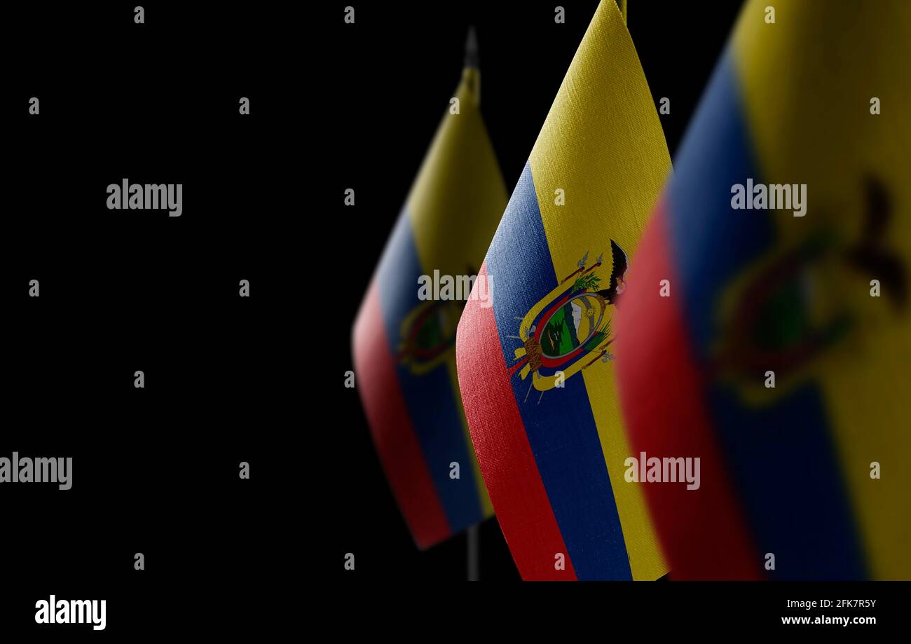 Kleine Nationalflaggen der Ecuador auf schwarzem Hintergrund Stockfoto
