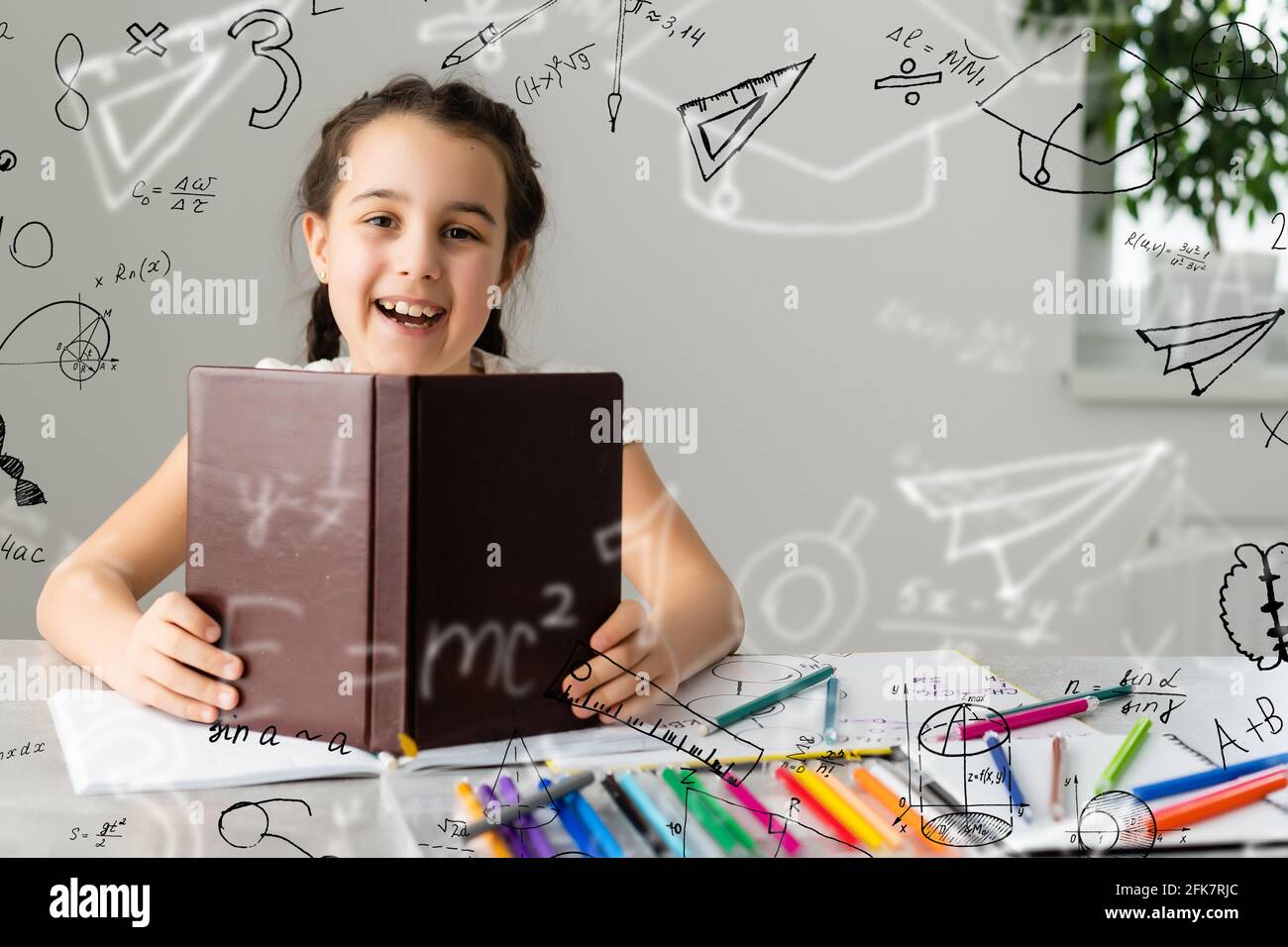 Schöne niedliche kleine Genie Mädchen mit Büchern und mathematischen  Formeln, Probleme um sie herum Stockfotografie - Alamy