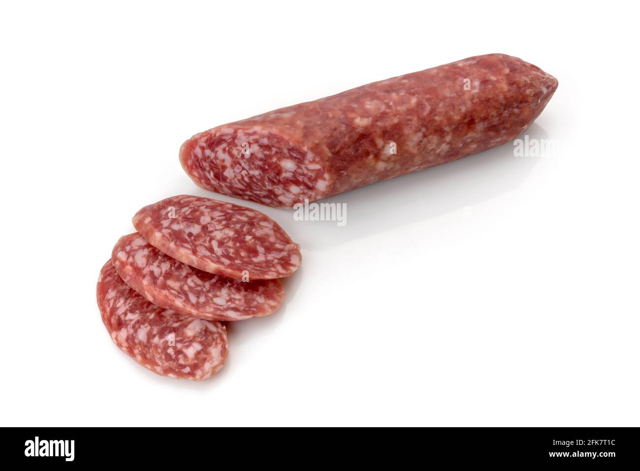 Italienische Salami, ganze Wurst mit Scheiben geschnitten, isoliert auf weiß, Kopierraum Stockfoto