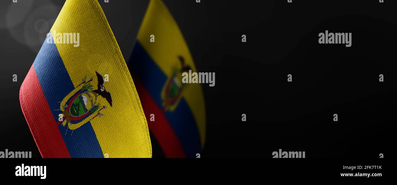 Kleine Nationalflaggen der Ecuador auf dunklem Hintergrund Stockfoto