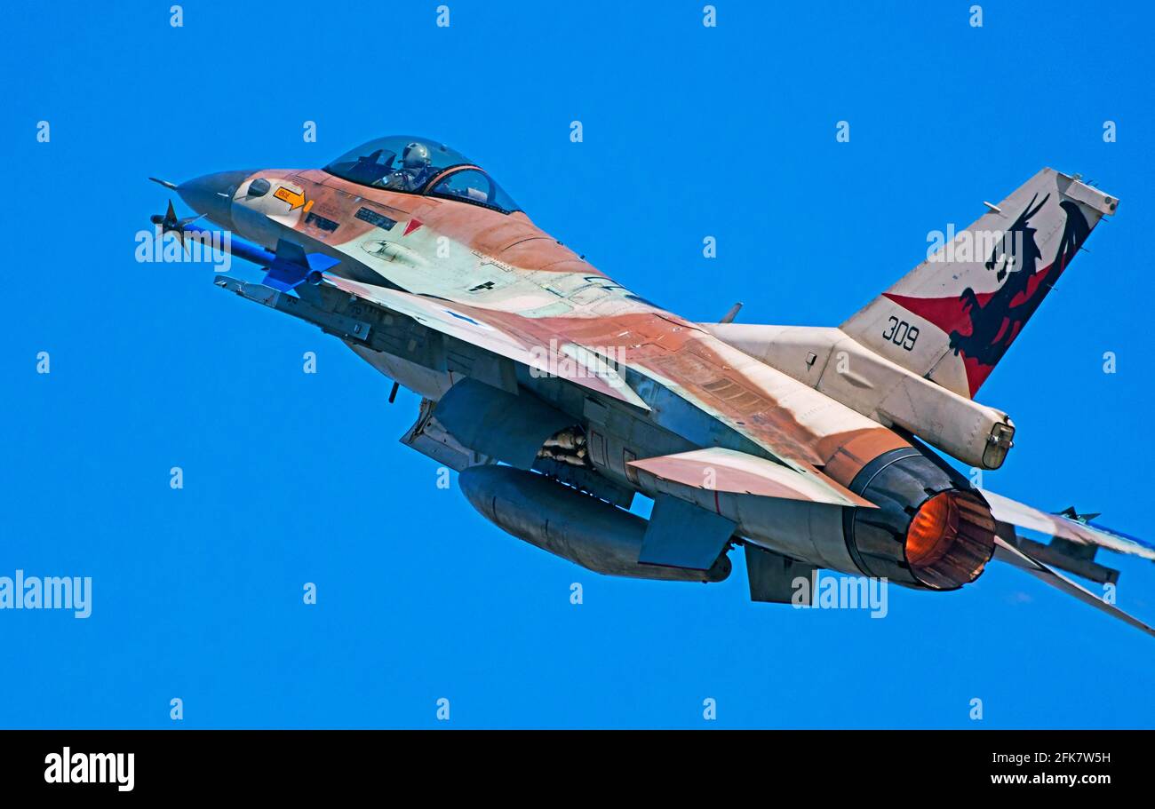 Israelische Luftwaffe (IAF) General Dynamics F-16 im Flug mit blauem Himmel Hintergrund. Stockfoto