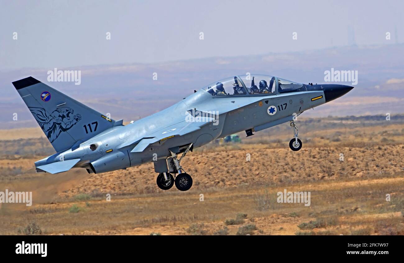 Israelische Luftwaffe (IAF) General Dynamics F-16 im Flug mit blauem Himmel Hintergrund. Stockfoto