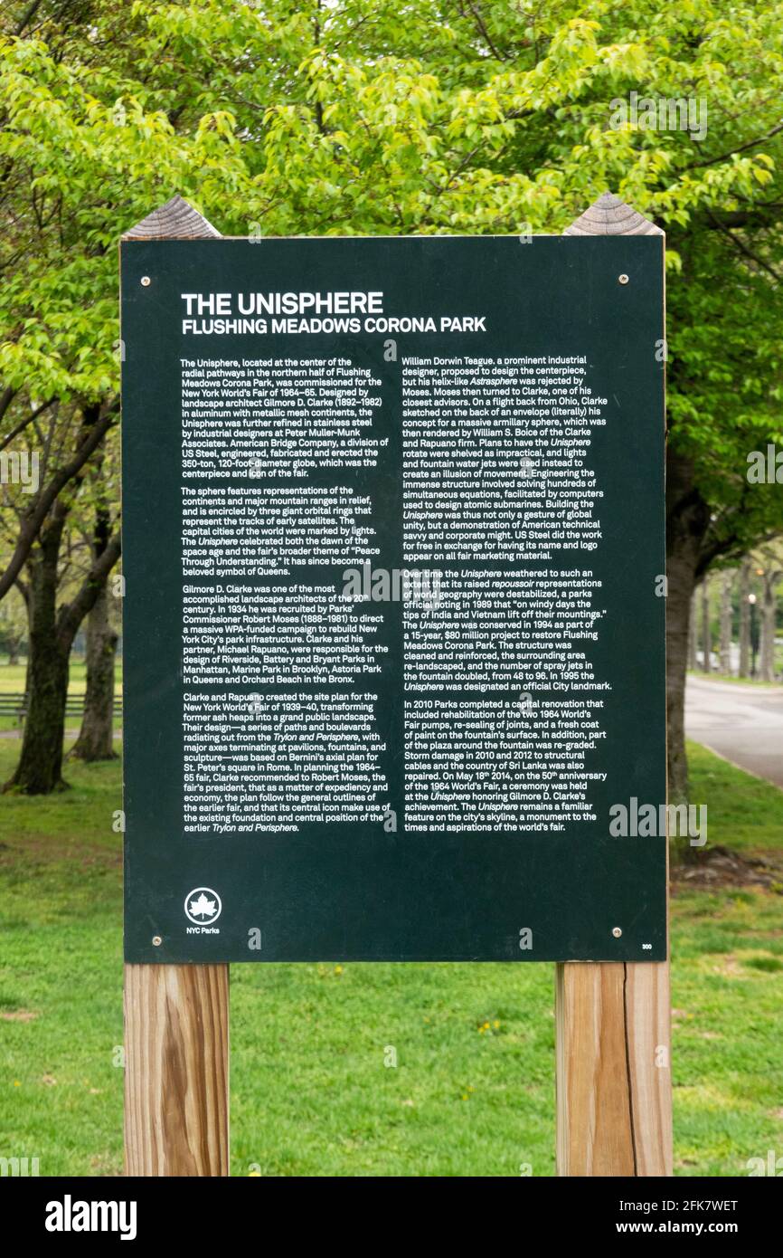 Ein Schild in der Nähe von Unisphere mit einer ausführlichen Erklärung der Geschichte. Im Flushing Meadows Corona Park in Queens New York City. Stockfoto