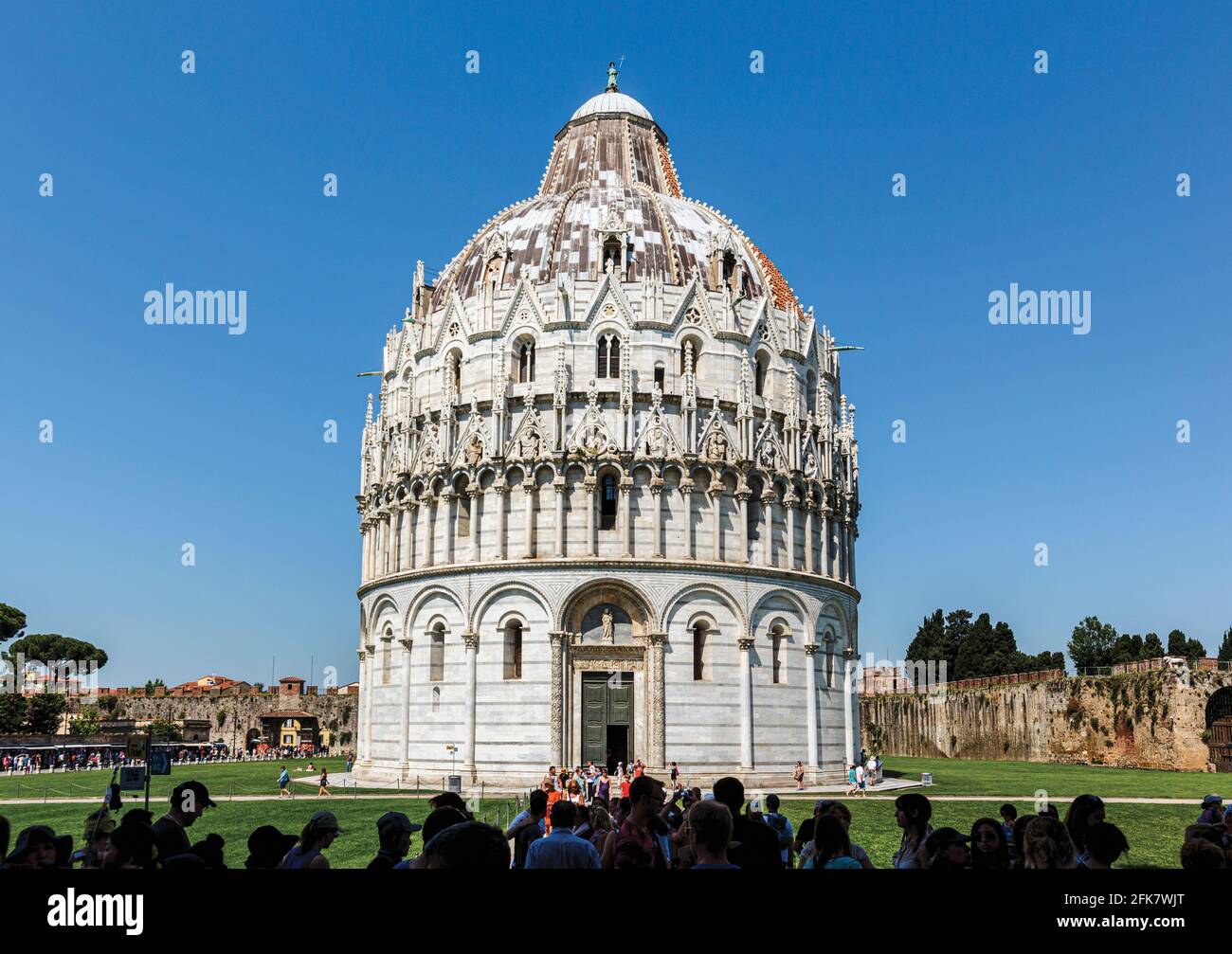 Pisa, Provinz Pisa, Toskana, Italien. Massen von Touristen vor dem Baptistery in der Campo dei Miracoli, oder Feld der Wunder. Auch bekannt als Pi Stockfoto