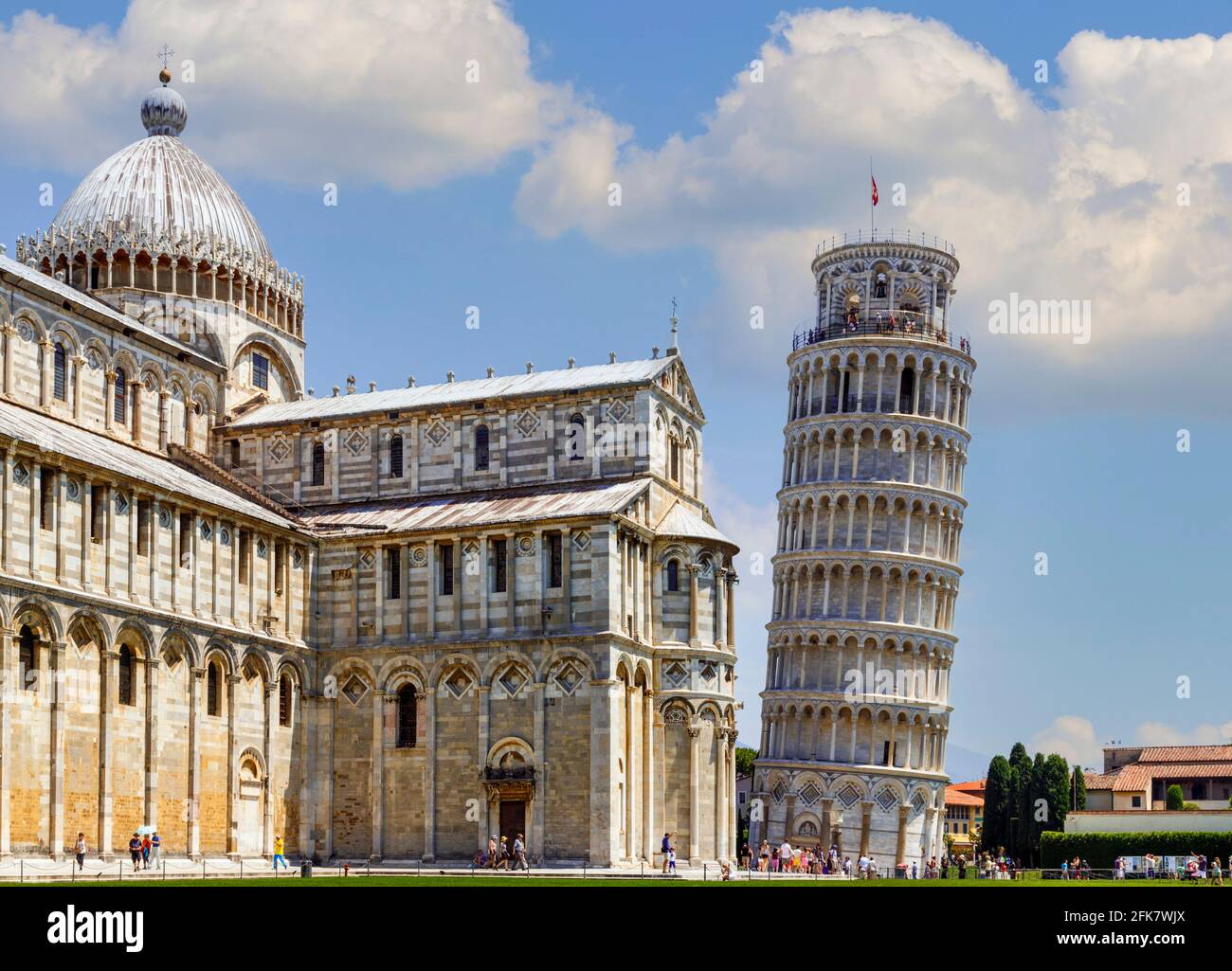 Pisa, Pisa Provinz, Toskana, Italien. Campo dei Miracoli, oder Feld der Wunder. Auch bekannt als Piazza del Duomo. Die Kathedrale, oder Dom, und seine Stockfoto