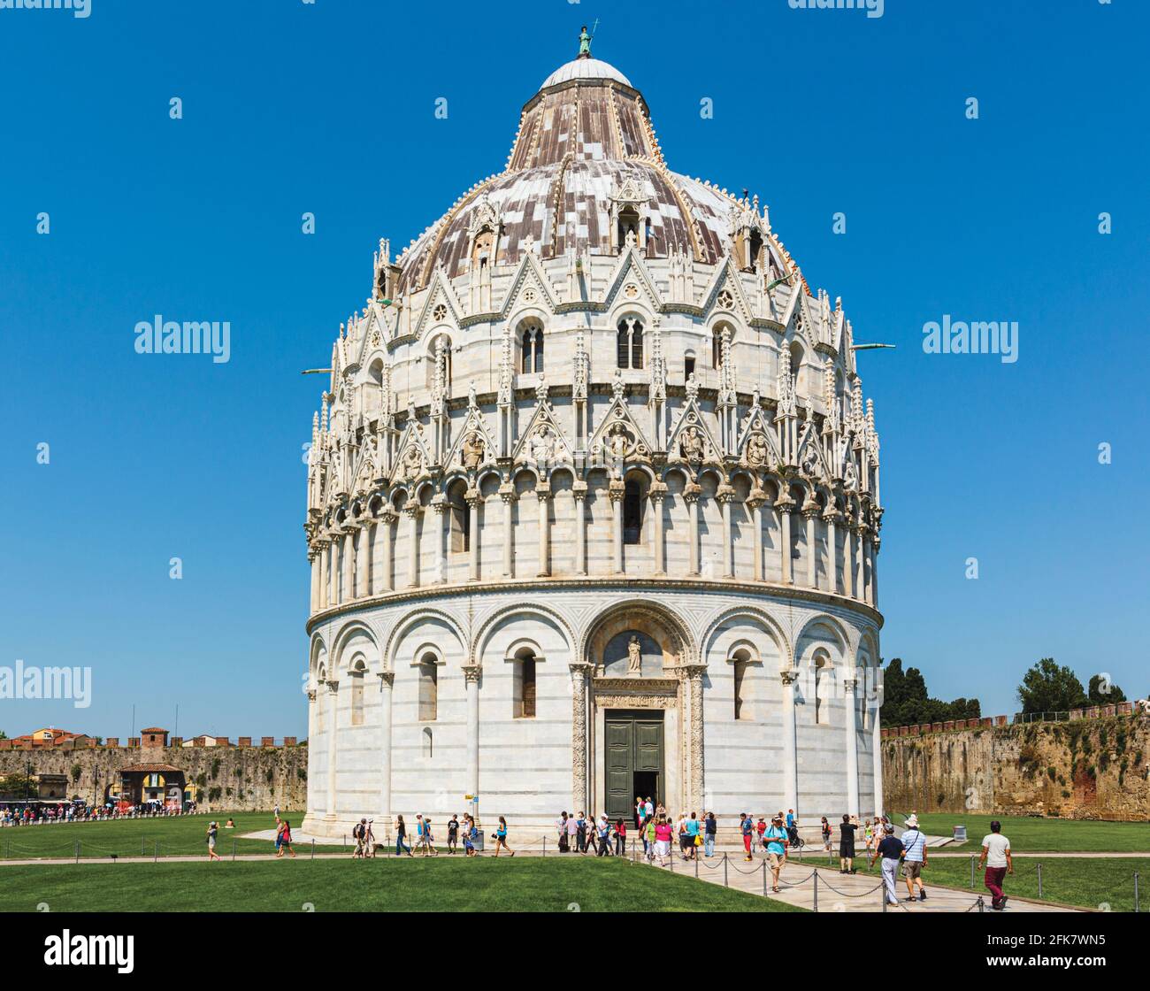 Pisa, Provinz Pisa, Toskana, Italien. Massen von Touristen vor dem Baptistery in der Campo dei Miracoli, oder Feld der Wunder. Auch bekannt als Pi Stockfoto