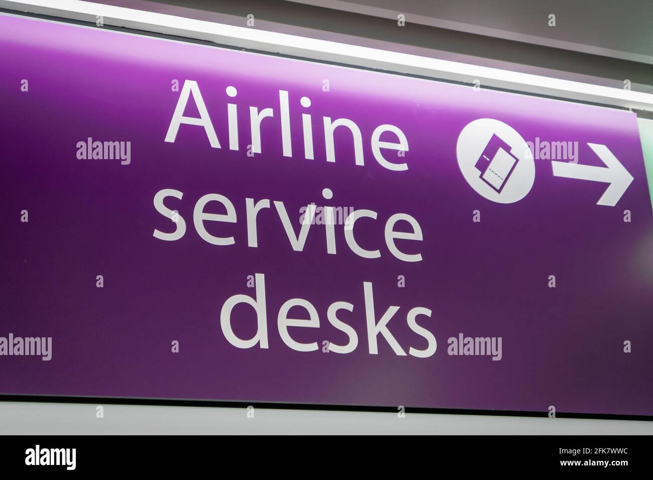 Schild am Airline Service Desk für Passagiere im Flughafen - Zeichen für internationale Reisen, Tourismus Stockfoto