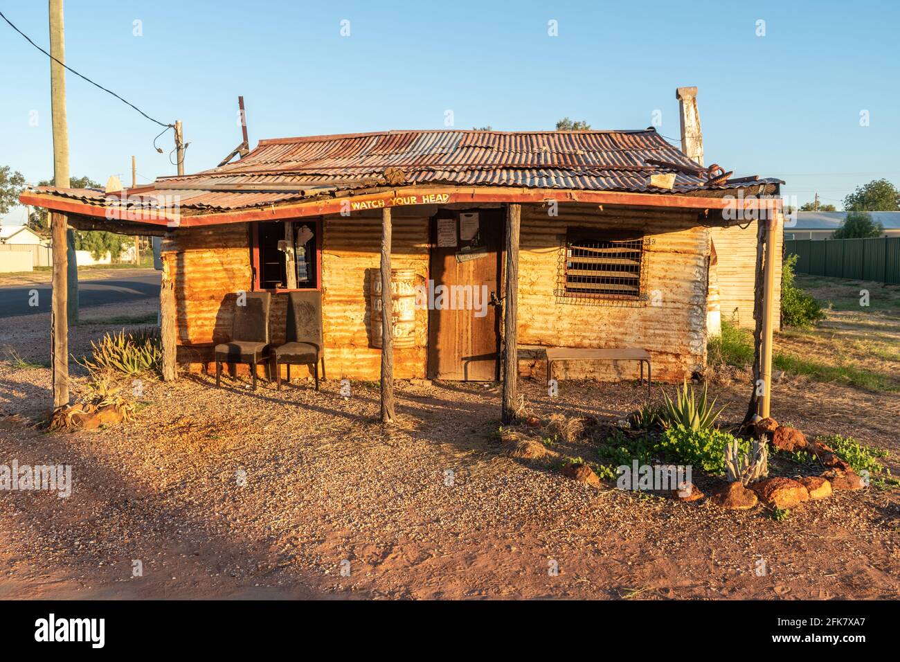 Blick auf das Coopers Cottage, eine historische Residenz des Opalbergarbeiters, bei Sonnenuntergang vor blauem Himmel in Lightning Ridge, New South Wales, Australien Stockfoto