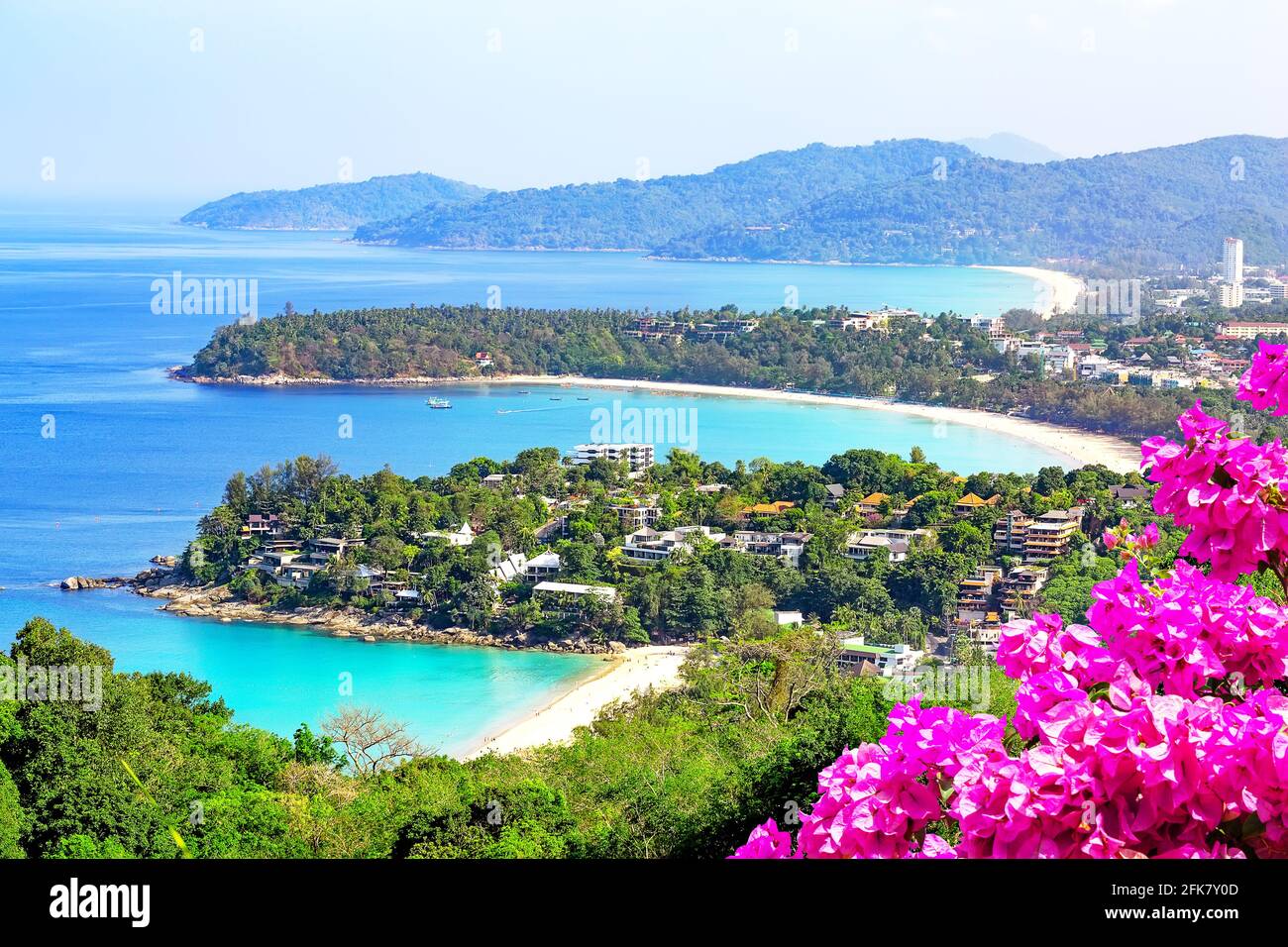 Blick auf Karon Beach, Kata Beach und Kata Noi in Phuket, Thailand. Wunderschönes türkisfarbenes Meer und blauer Himmel vom Aussichtspunkt aus. Panorama des Reisesommers Stockfoto