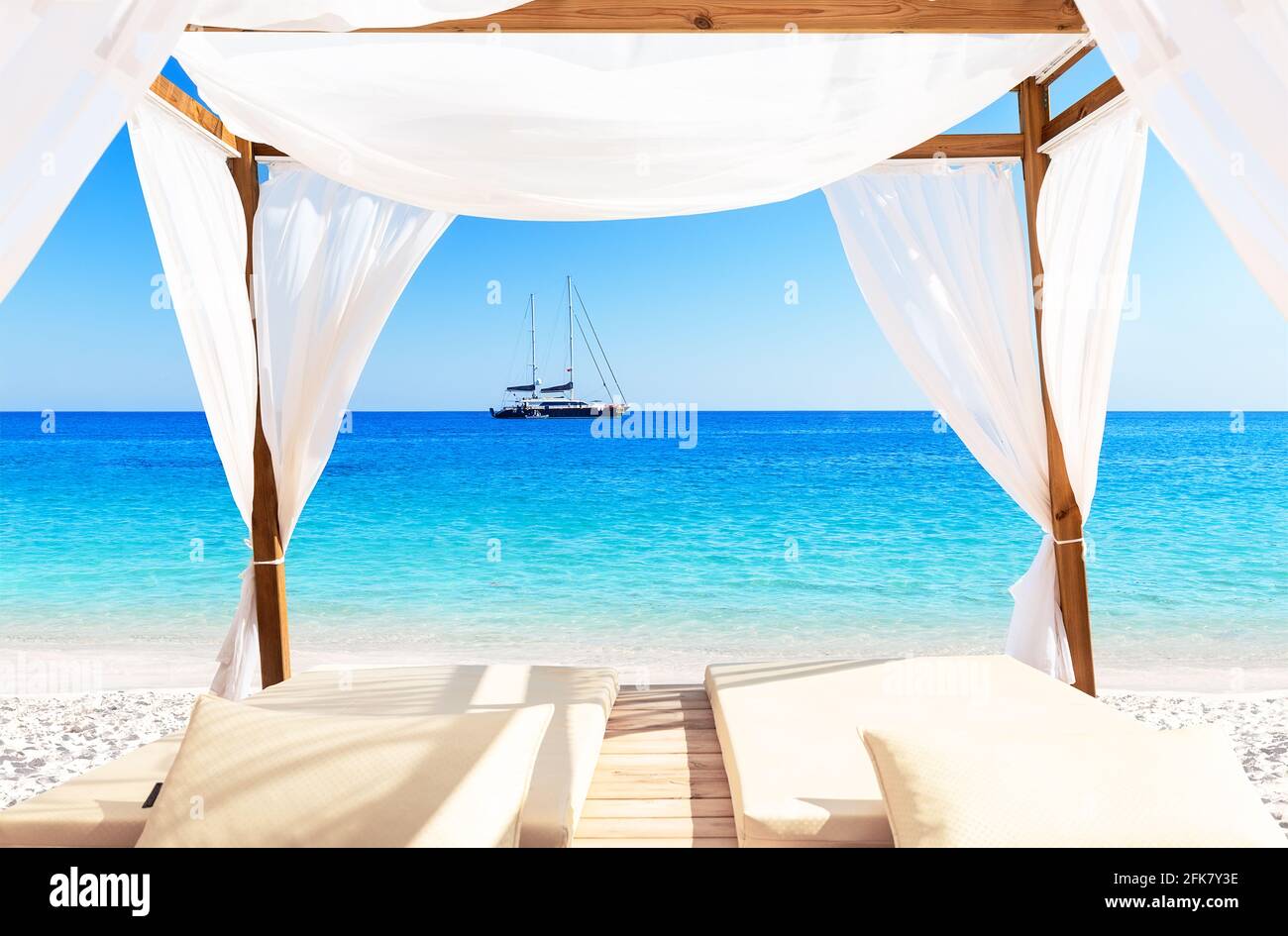 Blick auf einen wunderschönen Strand durch ein balinesisches Bett. Schöner tropischer weißer Sandstrand mit Bett in Punta Cana, Dominikanische Republik. Urlaub sгmmer Stockfoto