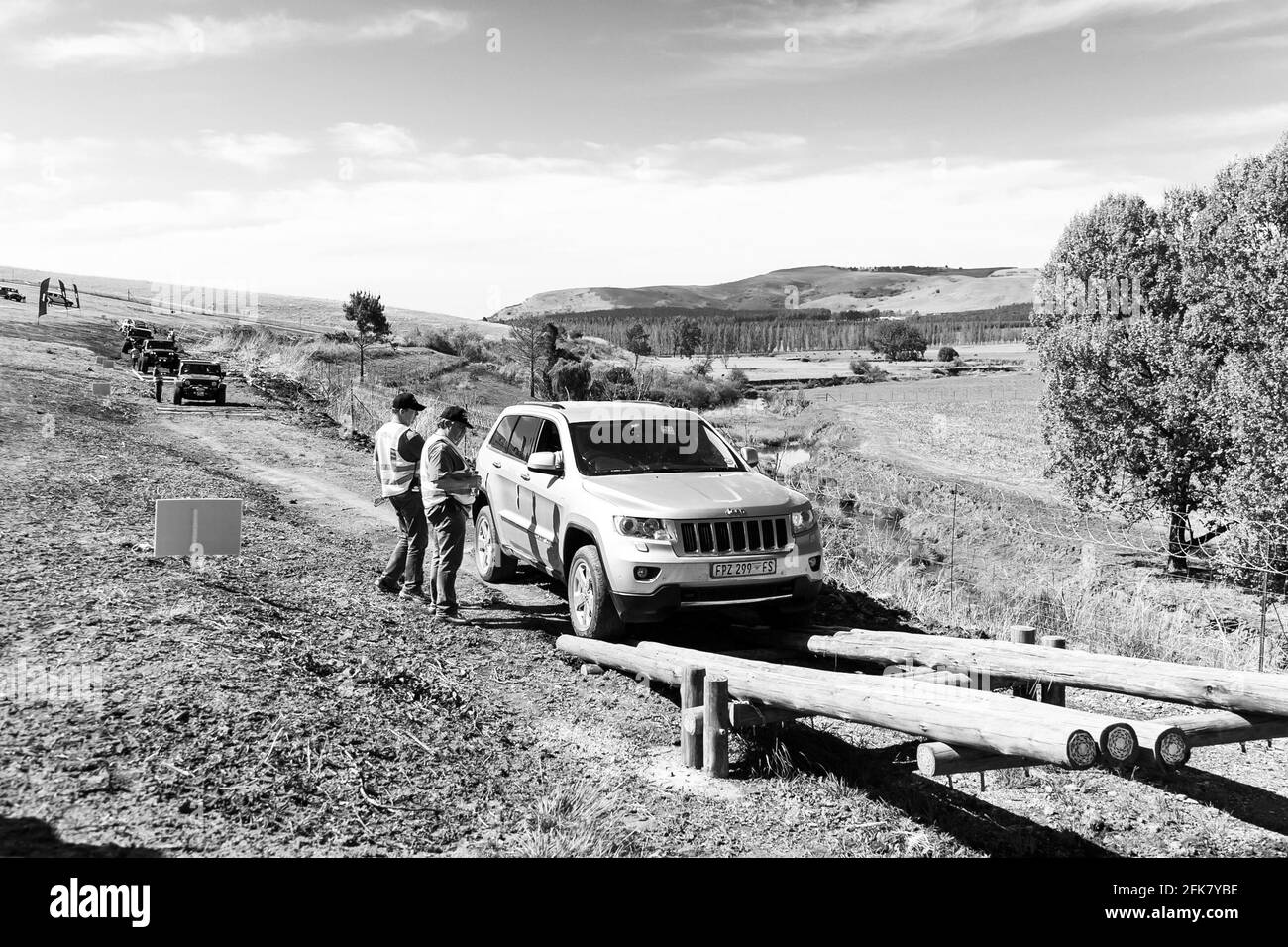 HARRISMITH, SÜDAFRIKA - 13. März 2021: Harrismith, Südafrika - 02 2015. Oktober: 4x4 Hindernisfahrer Training im Camp Jeep auf dem Drakensberg Stockfoto