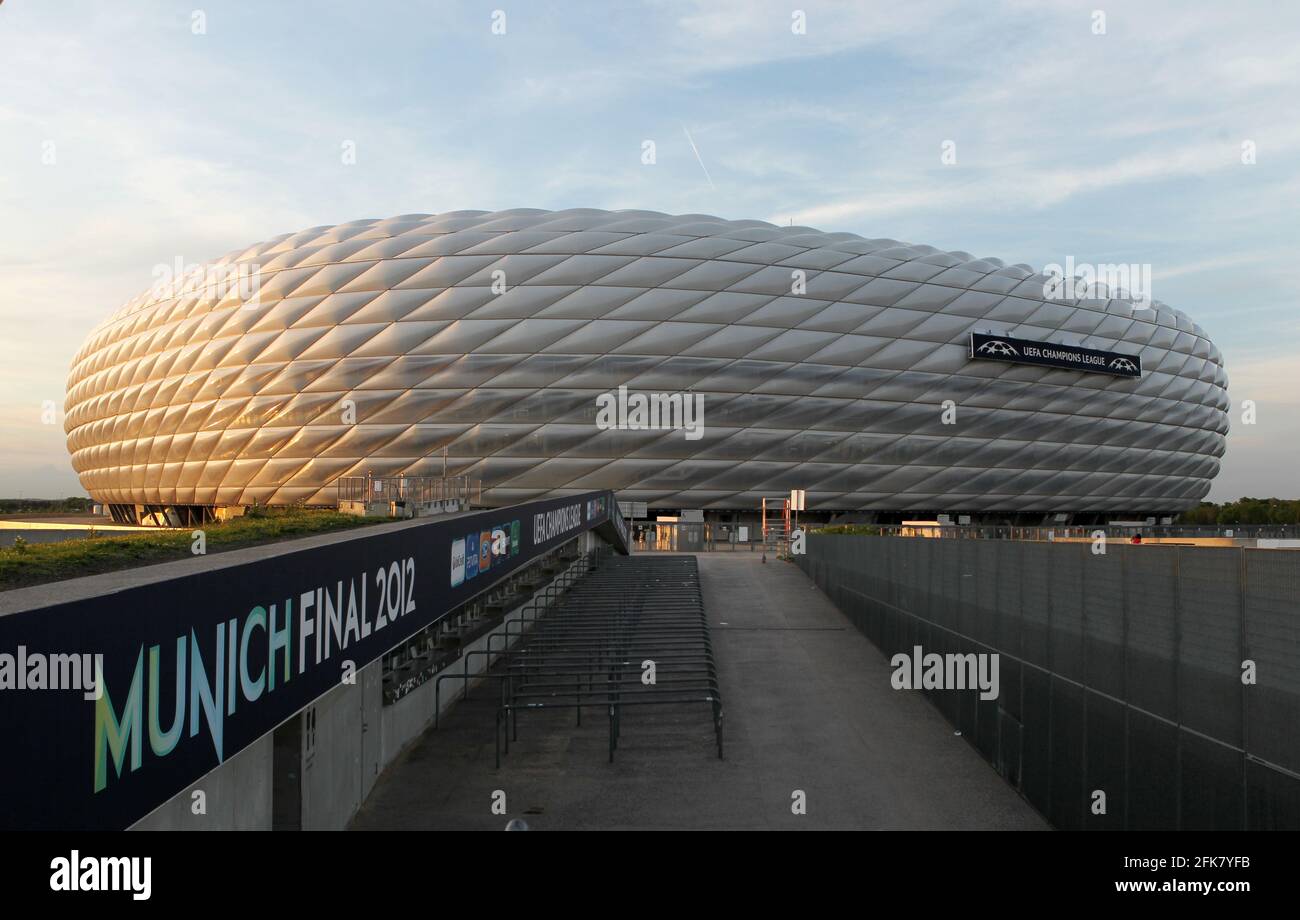 Stadion Allianz Arena in München Froettmaning für die UEFA Euro 2020 / 2021 Fußball Europameisterschaft Fußballstadion vom FC Bayern München © diebilderwelt / Alamy Stock Stockfoto