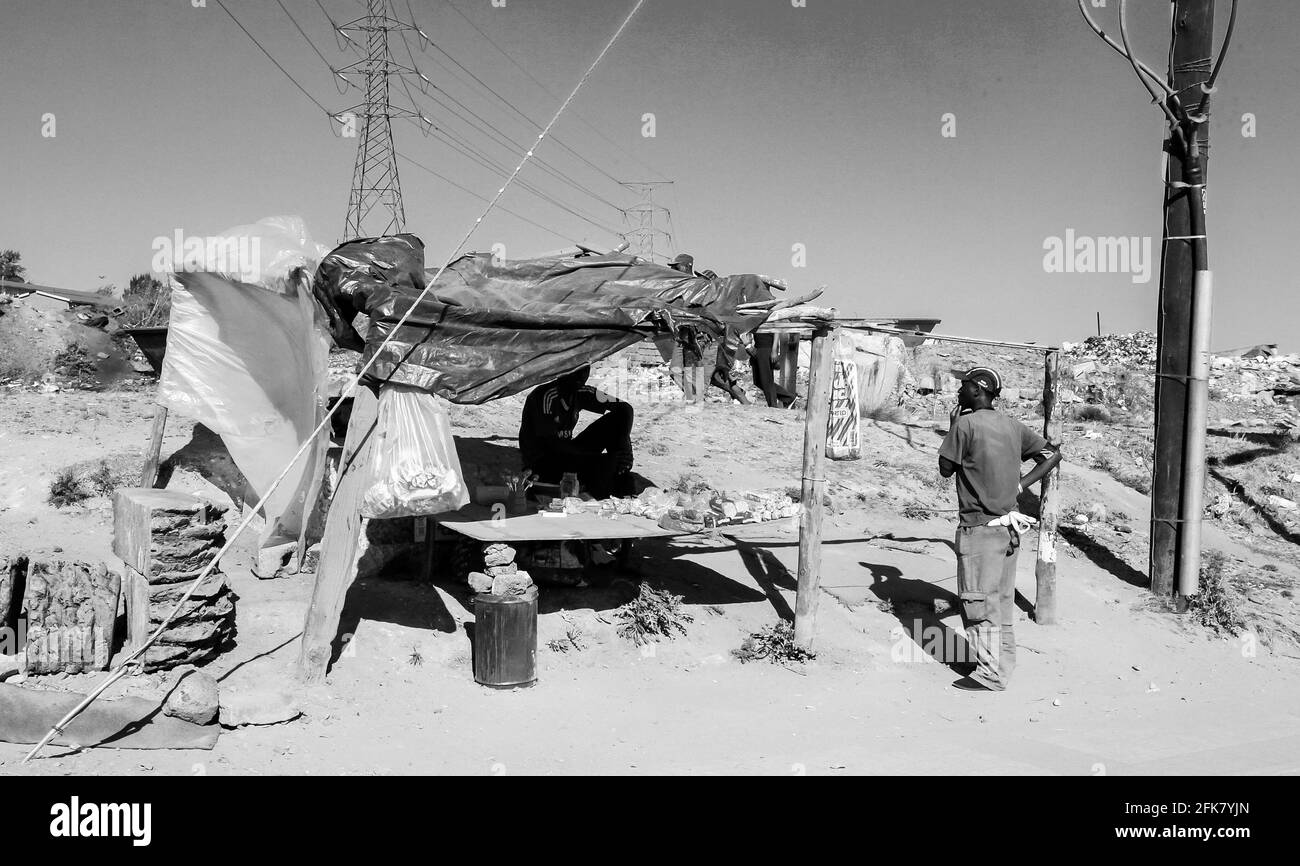 JOHANNESBURG, SÜDAFRIKA - 13. März 2021: Johannesburg, Südafrika, 11. September 2011, Kleiner informeller Händler, der Artikel auf der Straße in der Stadt Sowe verkauft Stockfoto