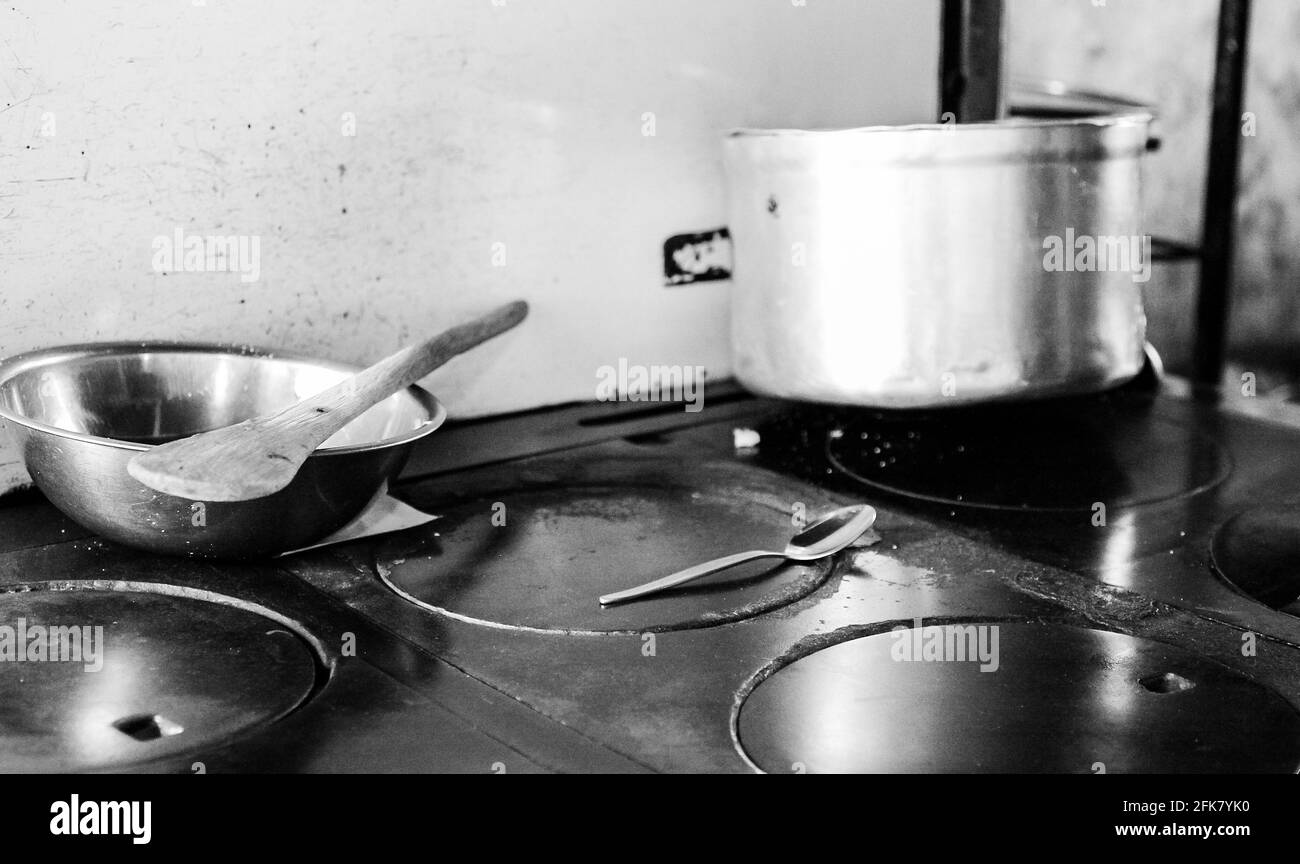 JOHANNESBU, SÜDAFRIKA - 13. März 2021: Johannesburg, Südafrika, 11. September 2011, Alter Holzofen in der Küche von Low-Income Soweto Haus Stockfoto