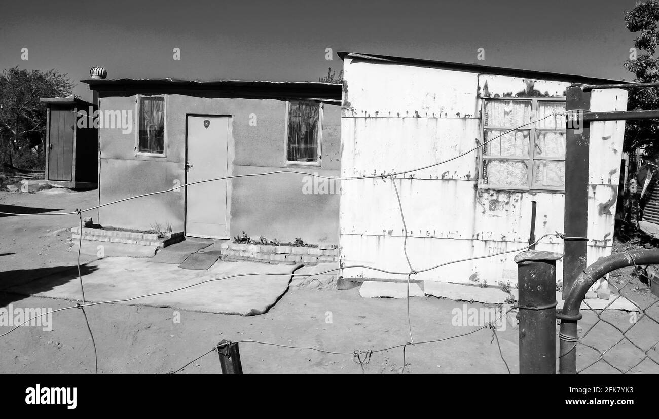 JOHANNESBU, SÜDAFRIKA - 13. März 2021: Johannesburg, Südafrika, 11. September 2011, Blick auf einkommensschwache Häuser in einem Vorort von Soweto Stockfoto