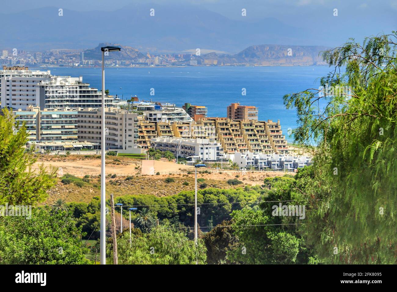 Urbanisierung in Arenales del Sol Strand in Alicante im Sommer Stockfoto