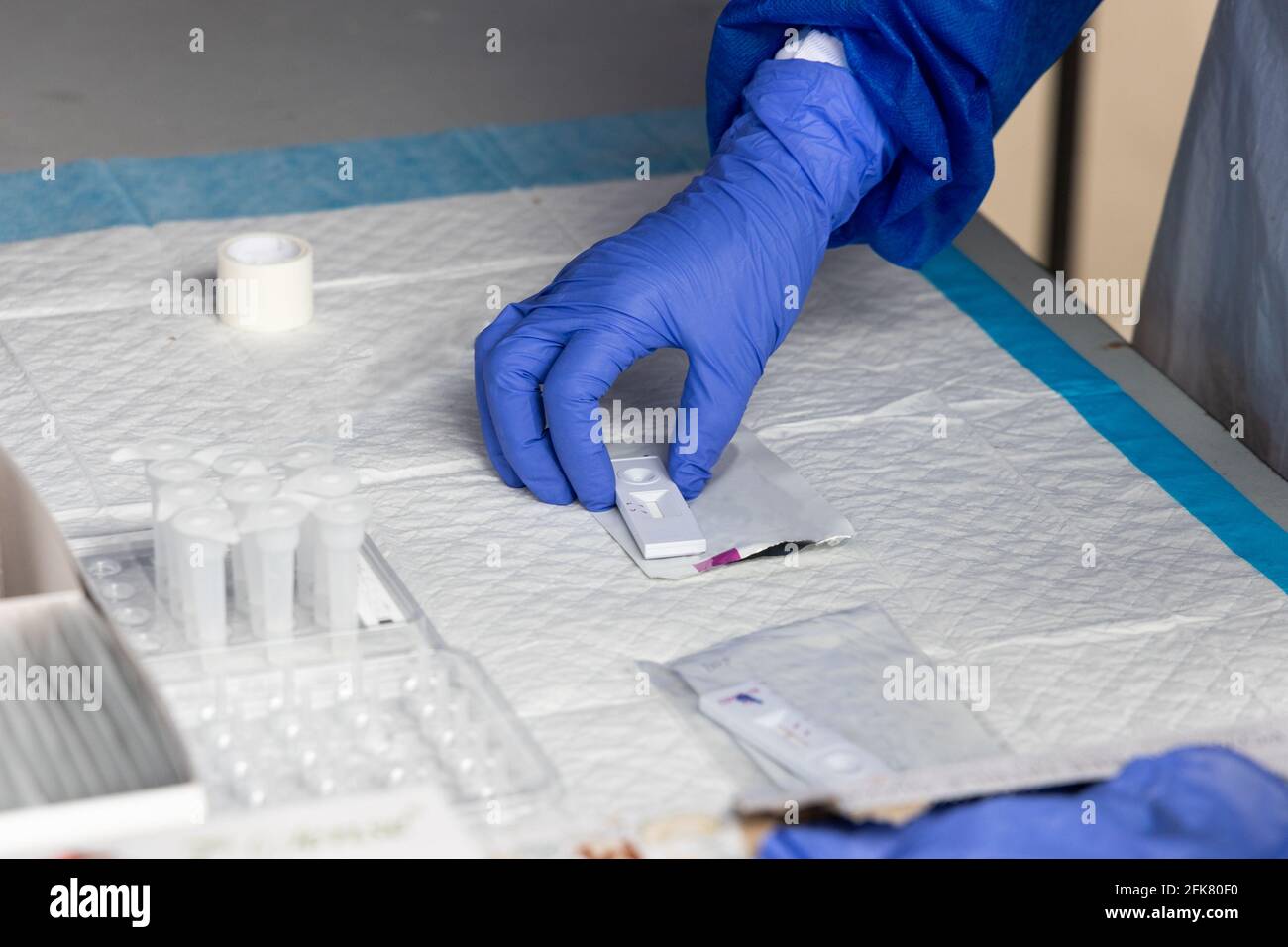 Serie von Mitarbeitern im Gesundheitswesen, die sich auf die Tests der Covid-19-Tupfer-Kultur vorbereiten Auf Schnelltest-Kit Stockfoto